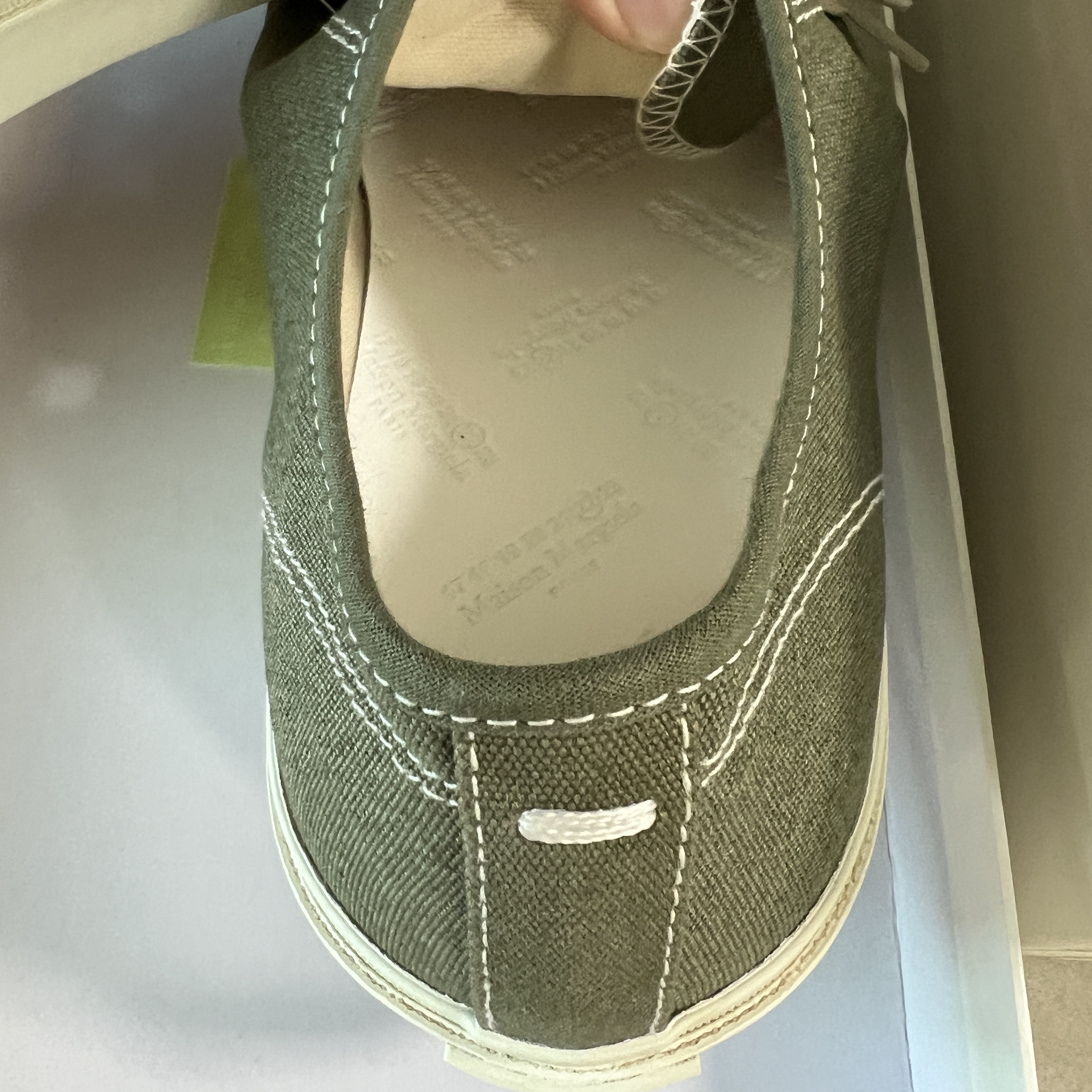 Maison Margiela Tabi Sneakers Olive 착용 스타일 - 2