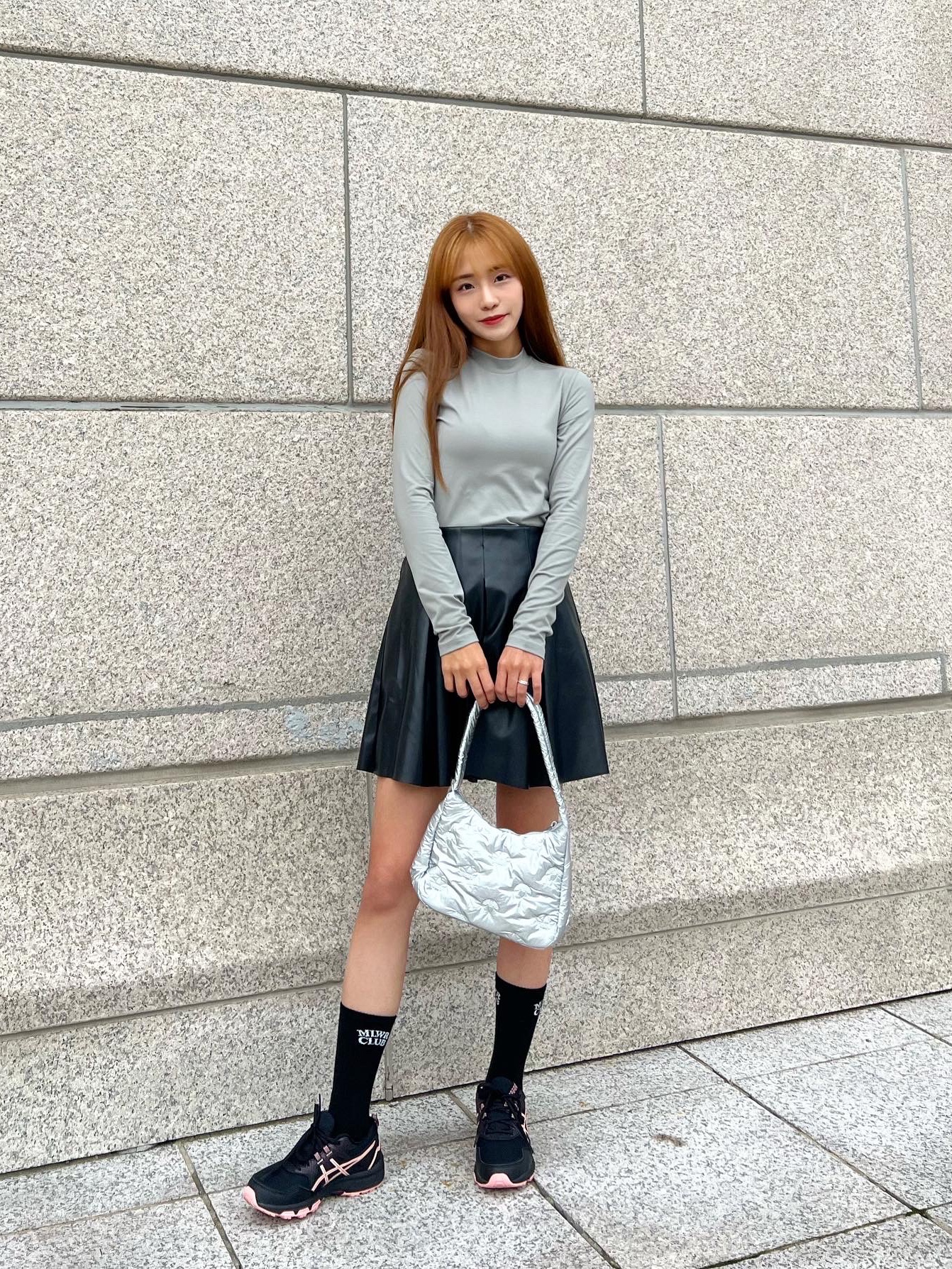Adidas Puffy Satin Mini Shoulder Bag Silver Metallic, (W) Asics Gel-Venture 8 Black Frosted Rose 착용 스타일 - 1