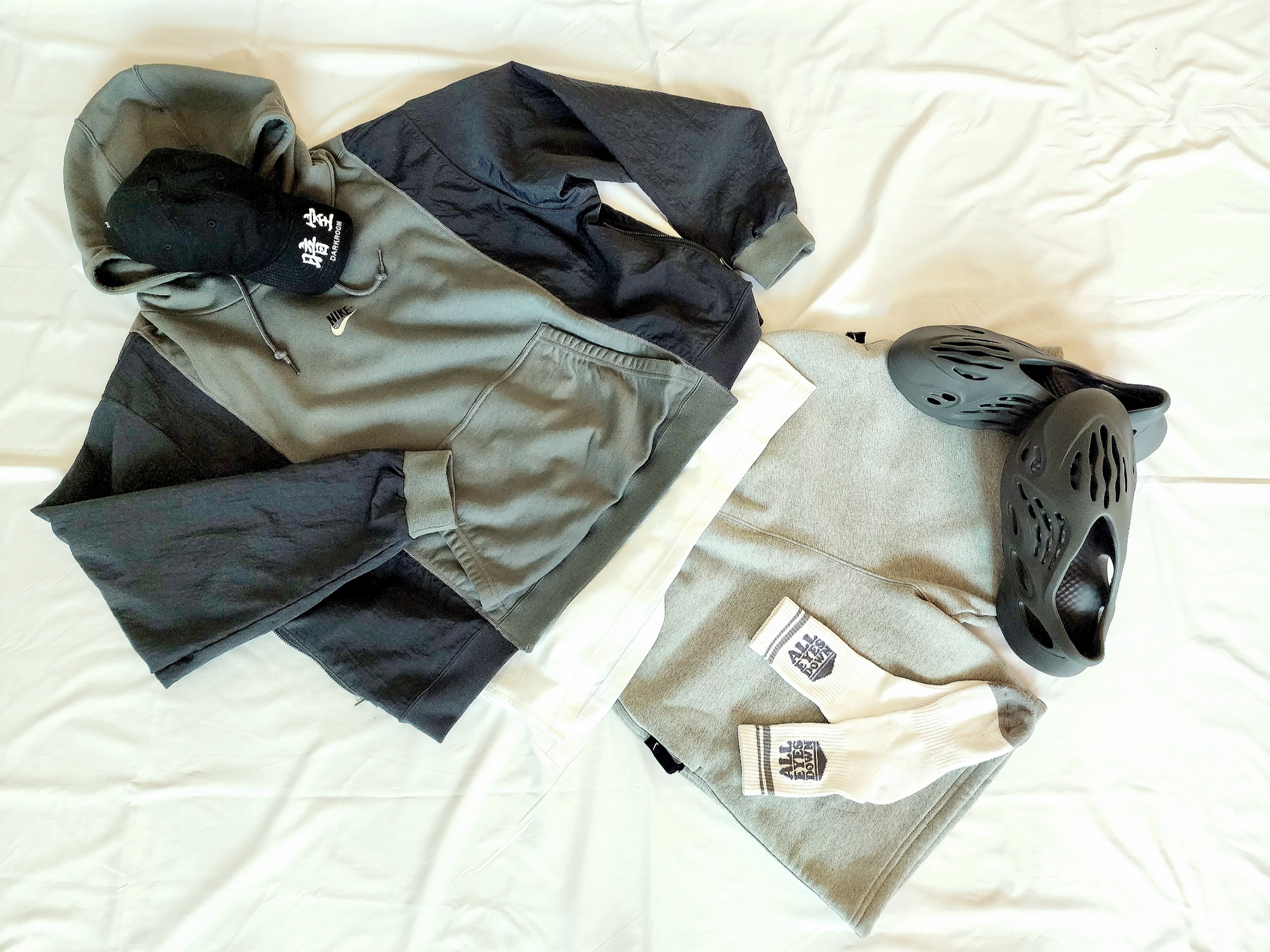 Darkr8m Studio x New Era Unstructured Ball Cap Black, Nike x Sacai VaporWaffle Black and Gum 착용 스타일 - 3