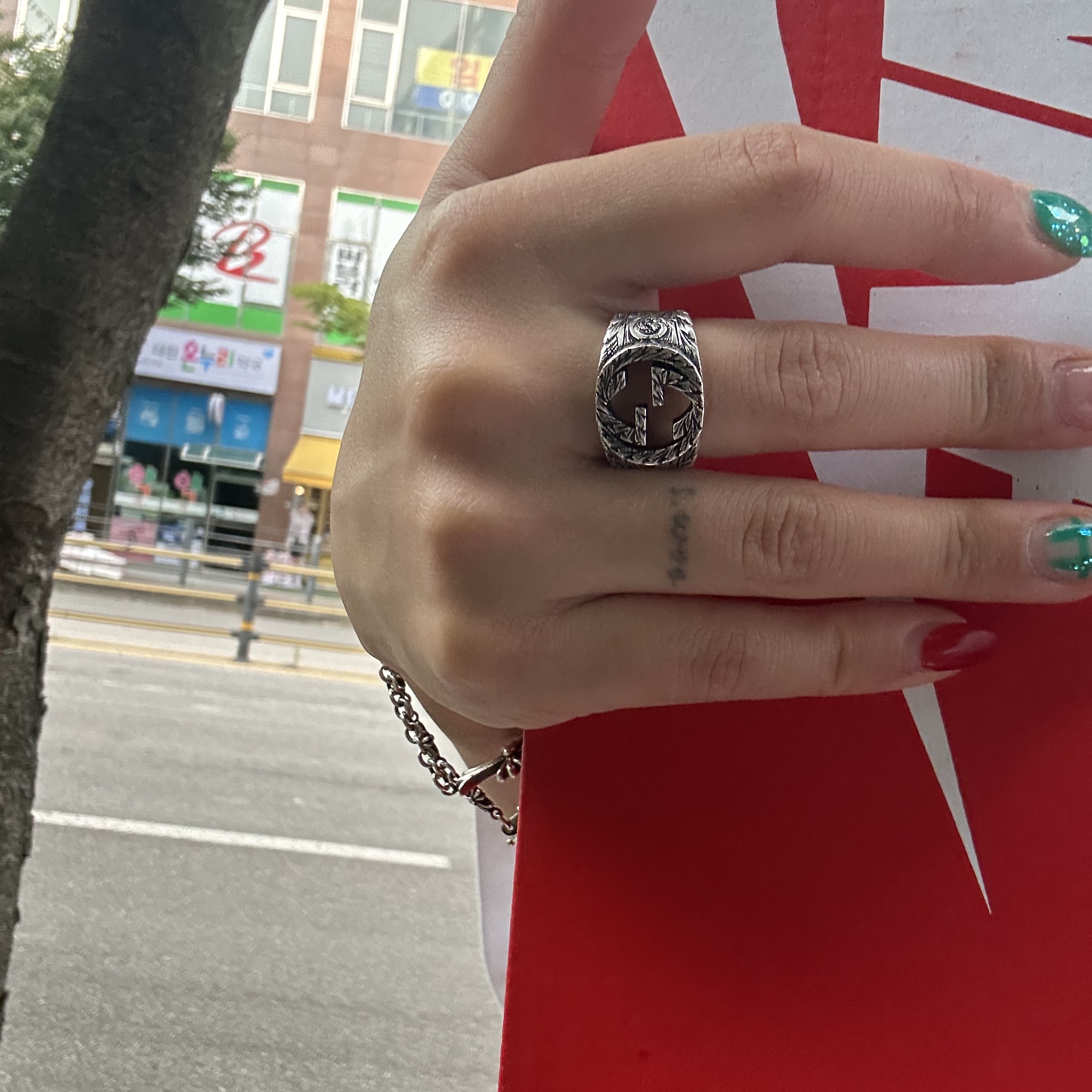 Gucci Interlocking G Ring Silver 착용 스타일