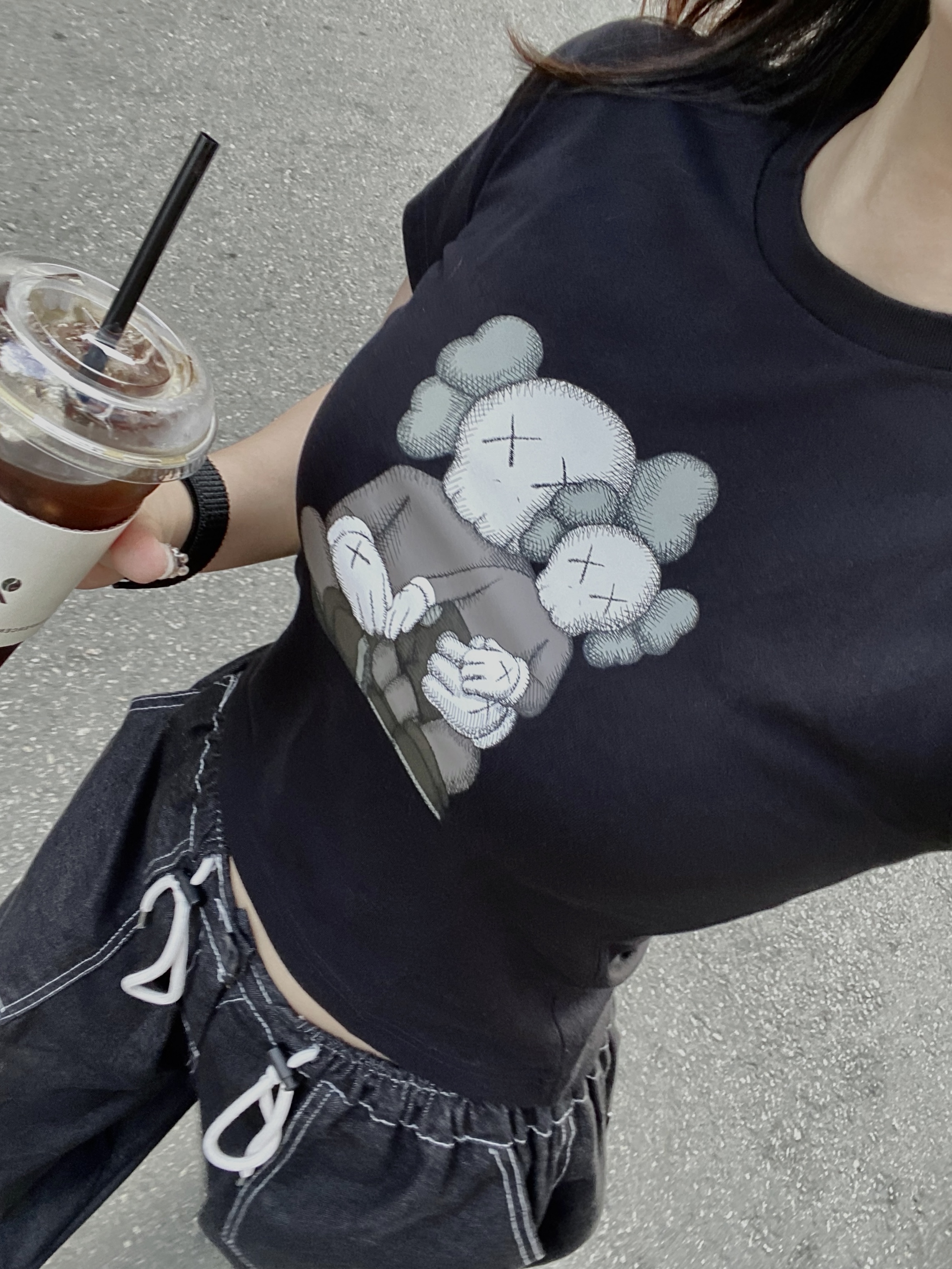 (Kids) Uniqlo UT x Kaws Short Sleeve Graphic T-Shirt Black, Uniqlo UT x Kaws Short Sleeve Graphic T-Shirt Black 착용 스타일 - 1