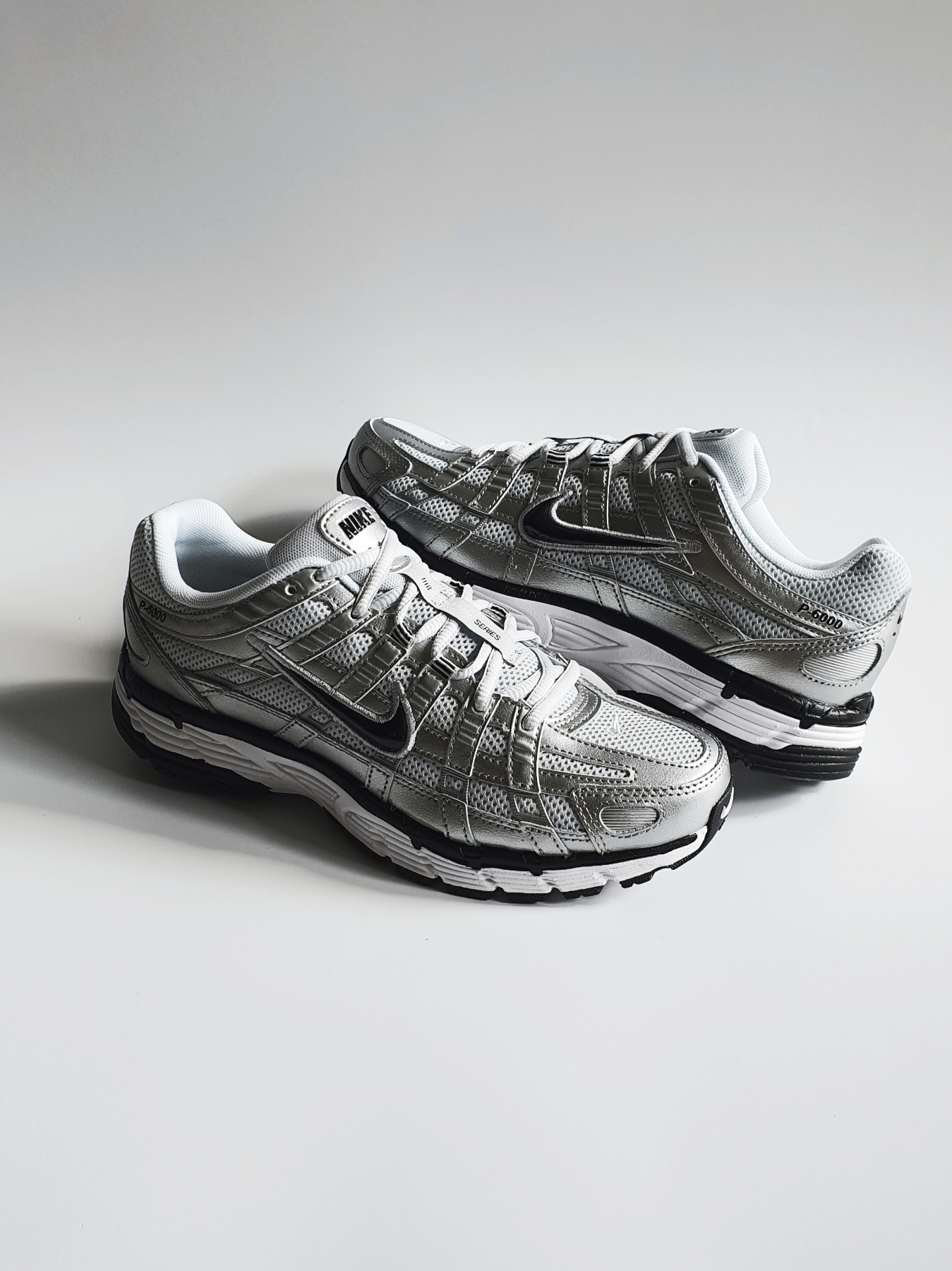 (W) Nike P-6000 White Metallic Silver 착용 스타일