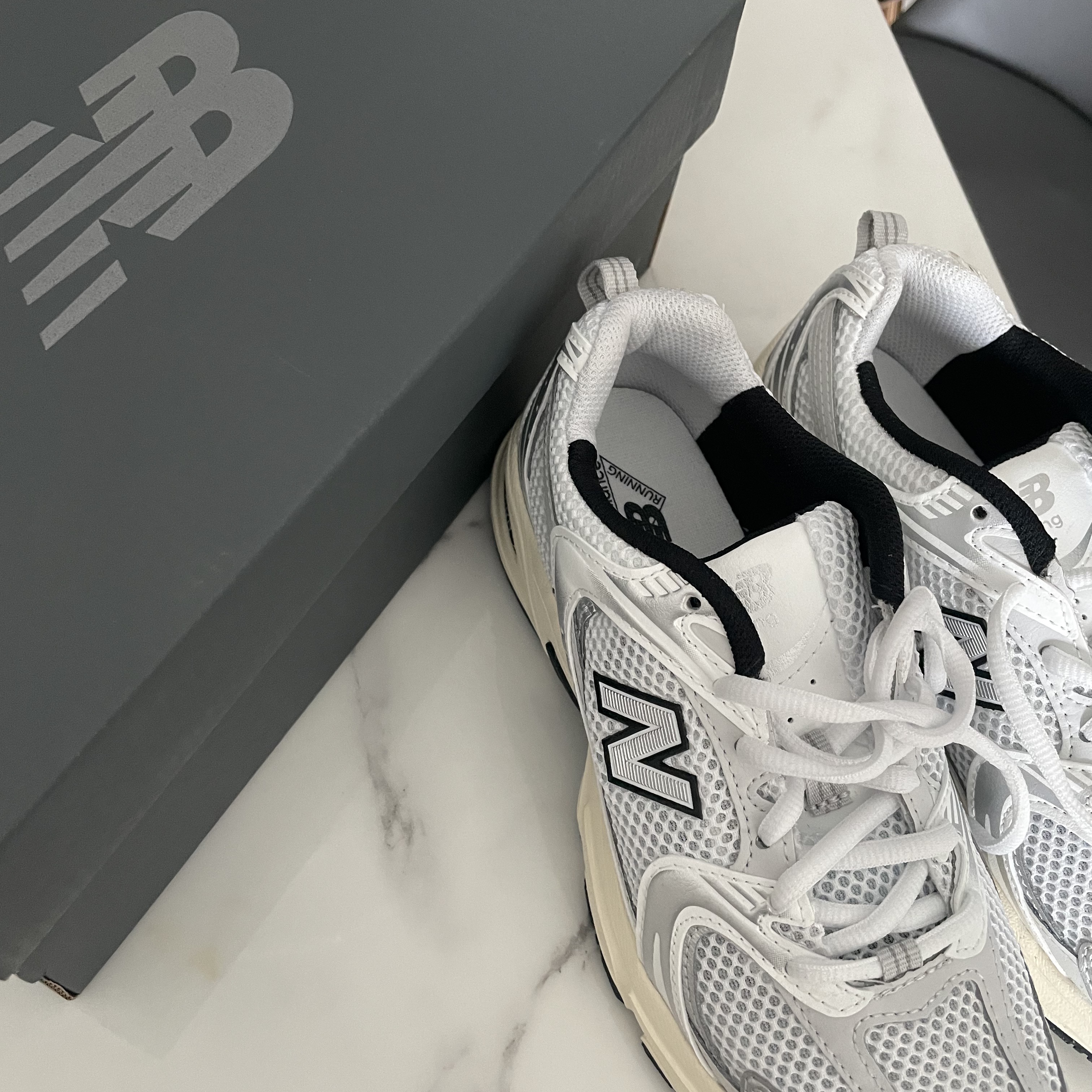 New Balance 530 Silver Cream 착용 스타일