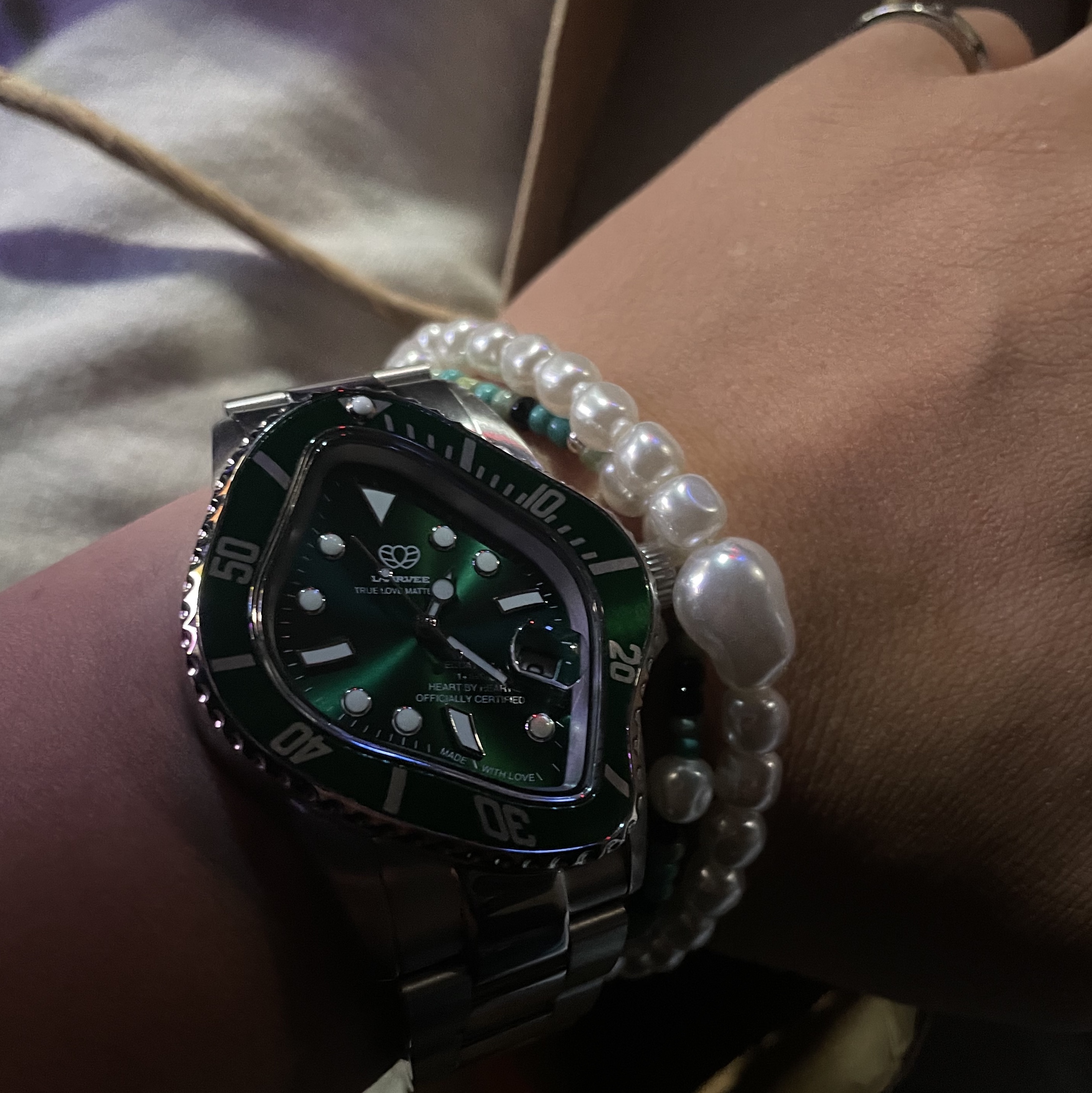 Laarvee PEA001 Silver Precision Steel Green Bezel Green Dial 착용 스타일