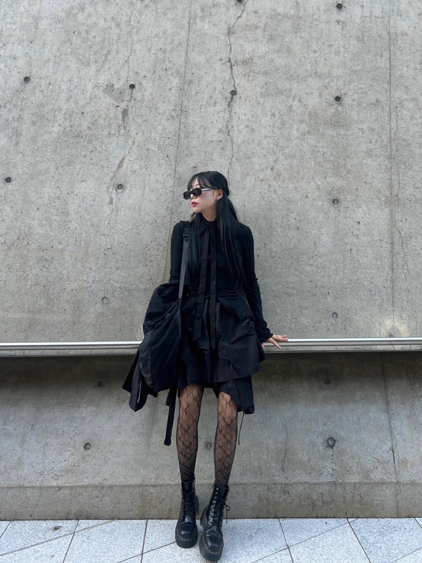 Dr. Martens Jadon Boots Black, Gentle Monster Oto 01 Black 착용 스타일 - 2