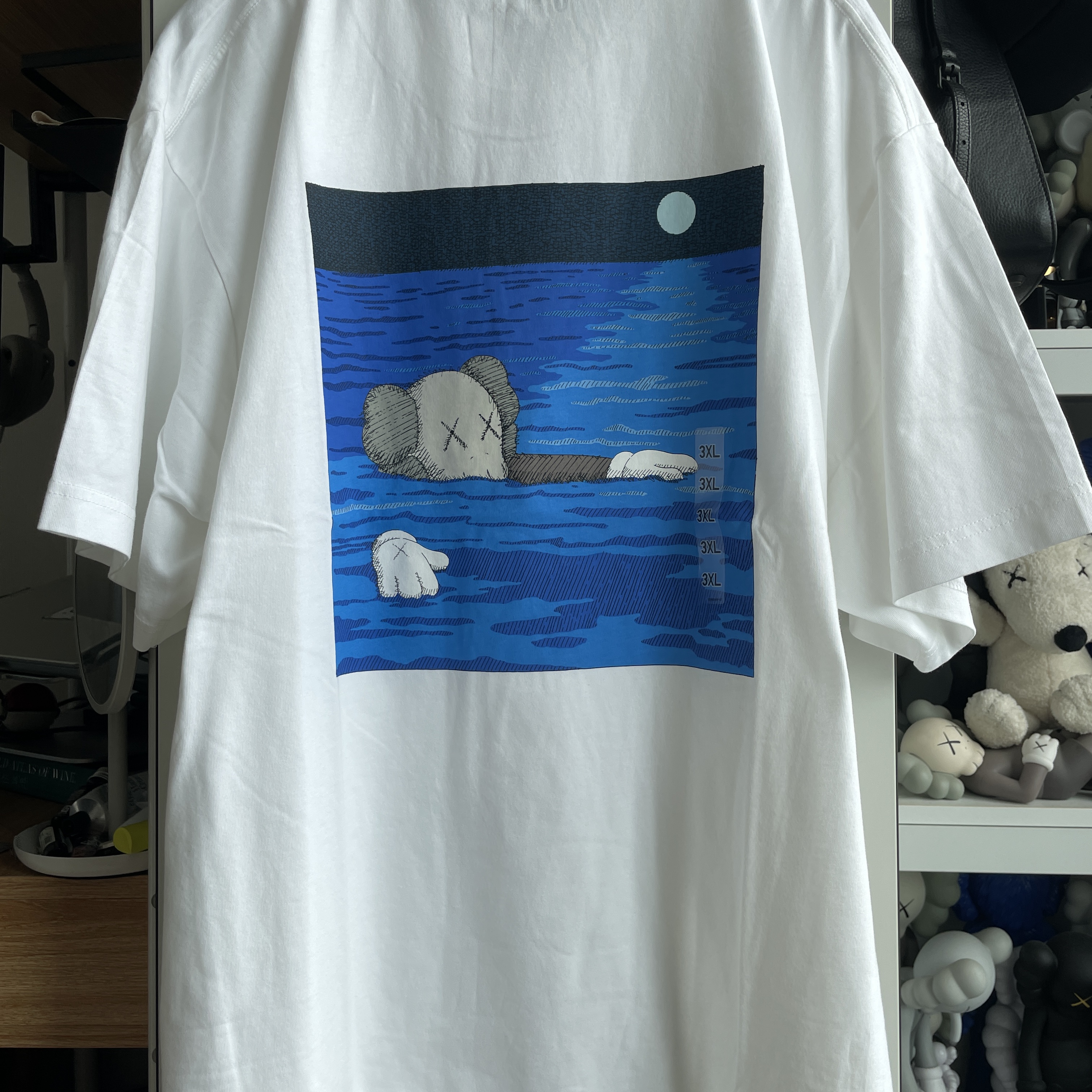 Uniqlo UT x Kaws Short Sleeve Graphic T-Shirt White, Uniqlo UT x Kaws Short Sleeve Graphic T-Shirt White 착용 스타일 - 4