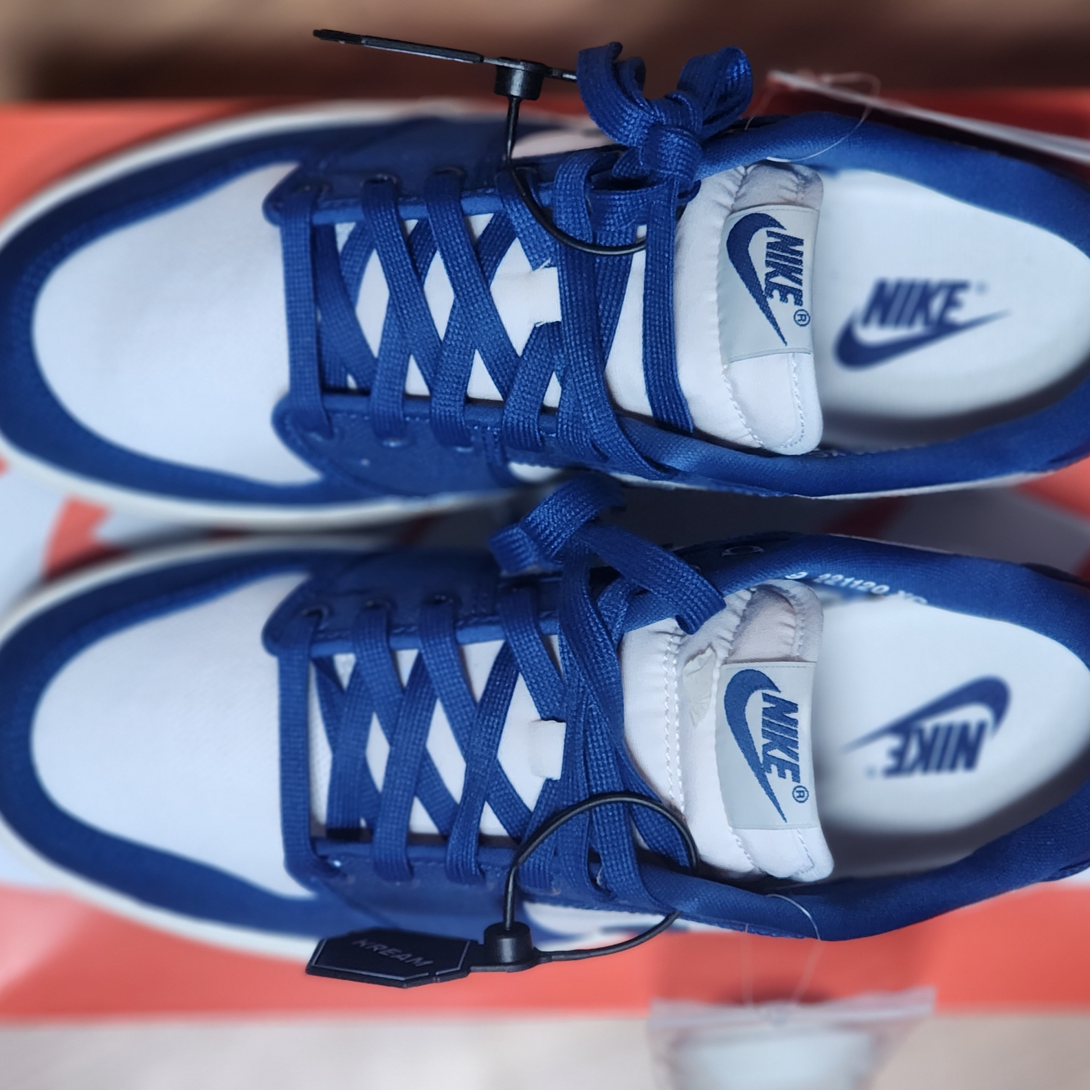 Jordan 1 KO Low White Dark Royal Blue 착용 스타일 - 4