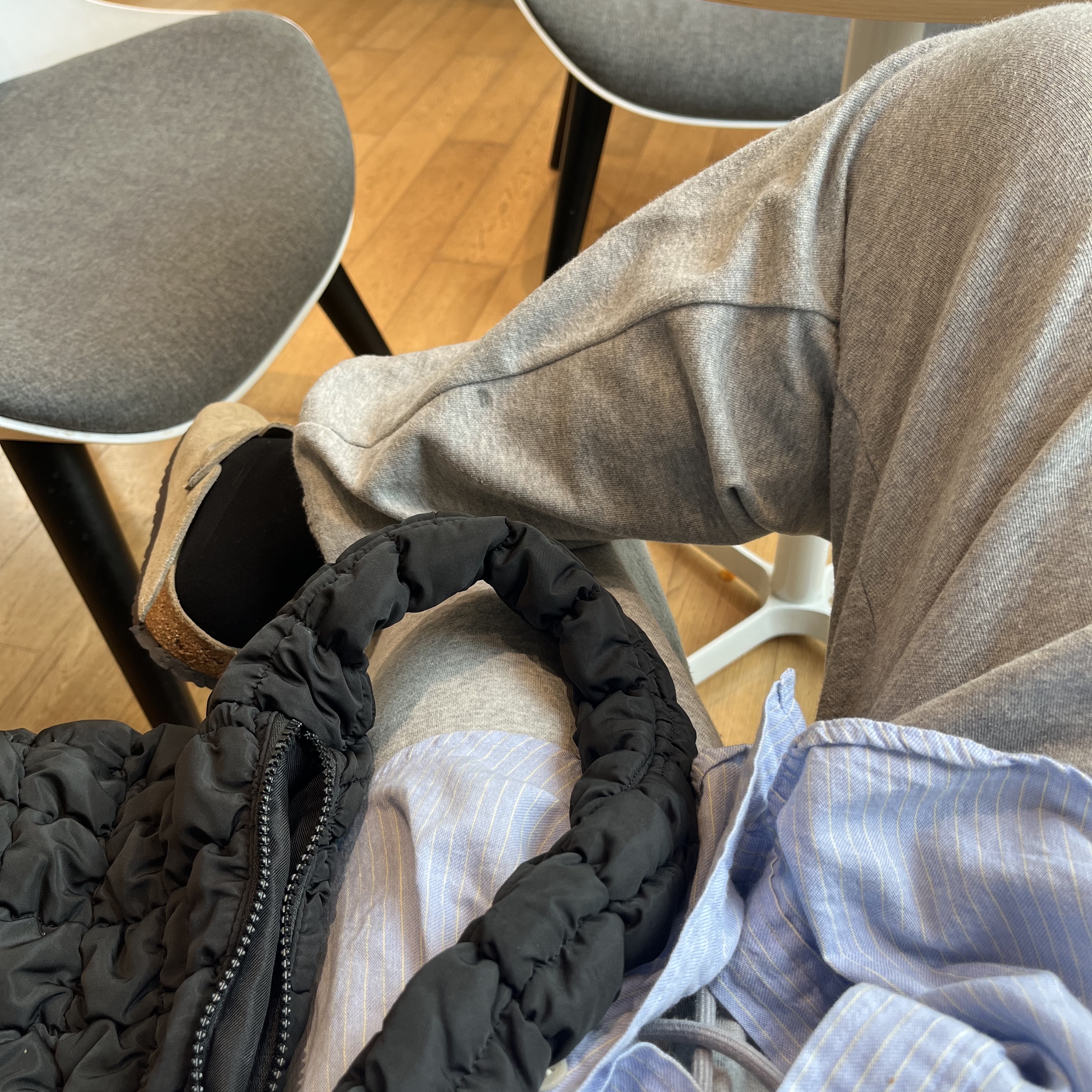Birkenstock Boston Soft Footbed Taupe - Narrow, COS Quilted Micro Bag Black 착용 스타일