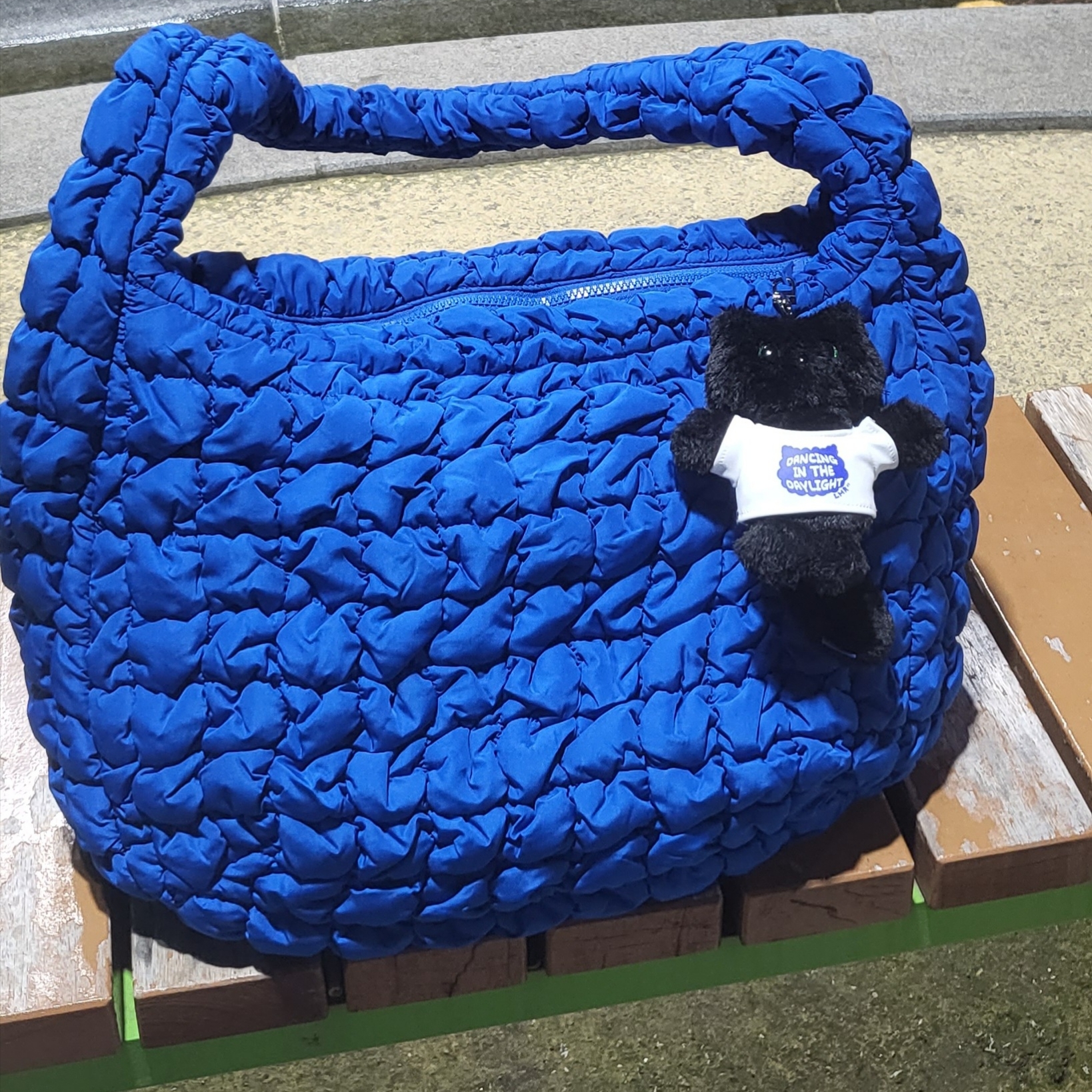 COS Quilted Oversized Shoulder Bag Blue 착용 스타일 - 2