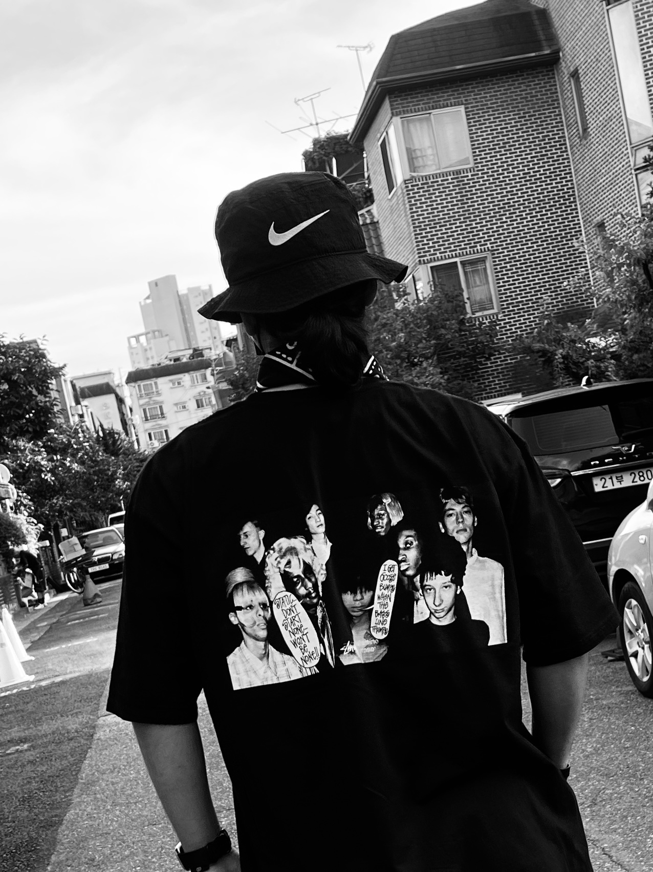 Stussy x Martine Rose Collage Pigment Dyed T-Shirt Black, Stussy 8 Ball Keychain Black 착용 스타일 - 1
