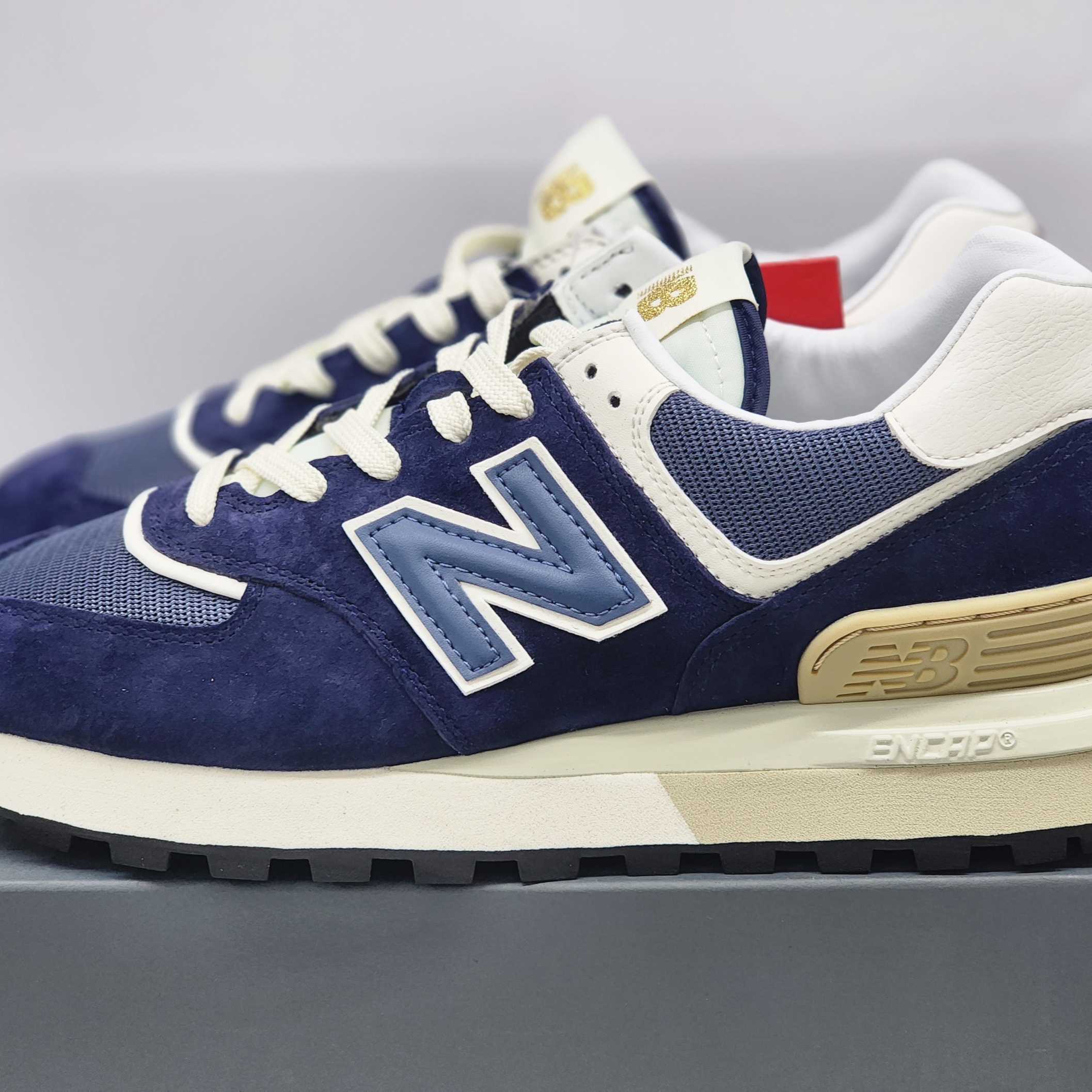 New Balance 574 Legacy Navy 착용 스타일 - 2