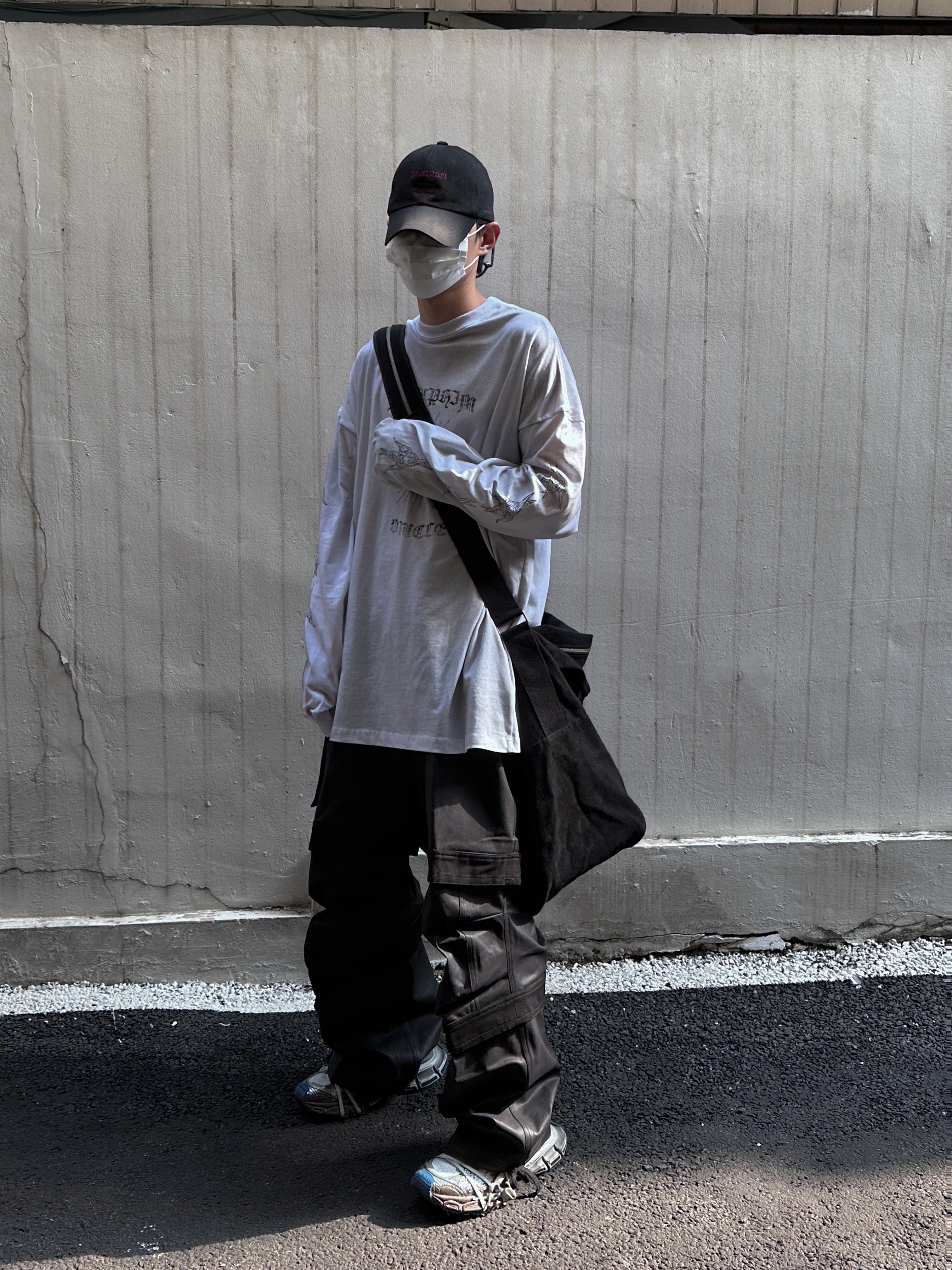 Farfromwhat Far Parachute Big Bag Black, Farfromwhat Far Layered Work Pants Coated Black 착용 스타일 - 2