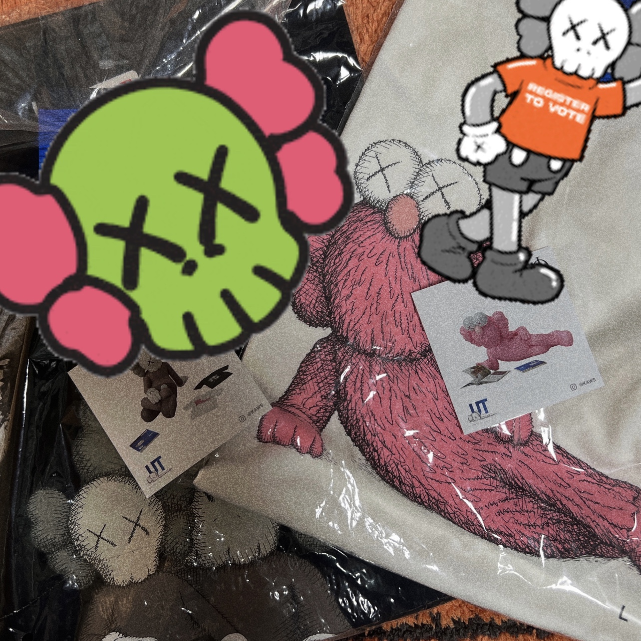 Uniqlo UT x Kaws Short Sleeve Graphic T-Shirt White, Uniqlo UT x Kaws Short Sleeve Graphic T-Shirt Black 착용 스타일 - 2