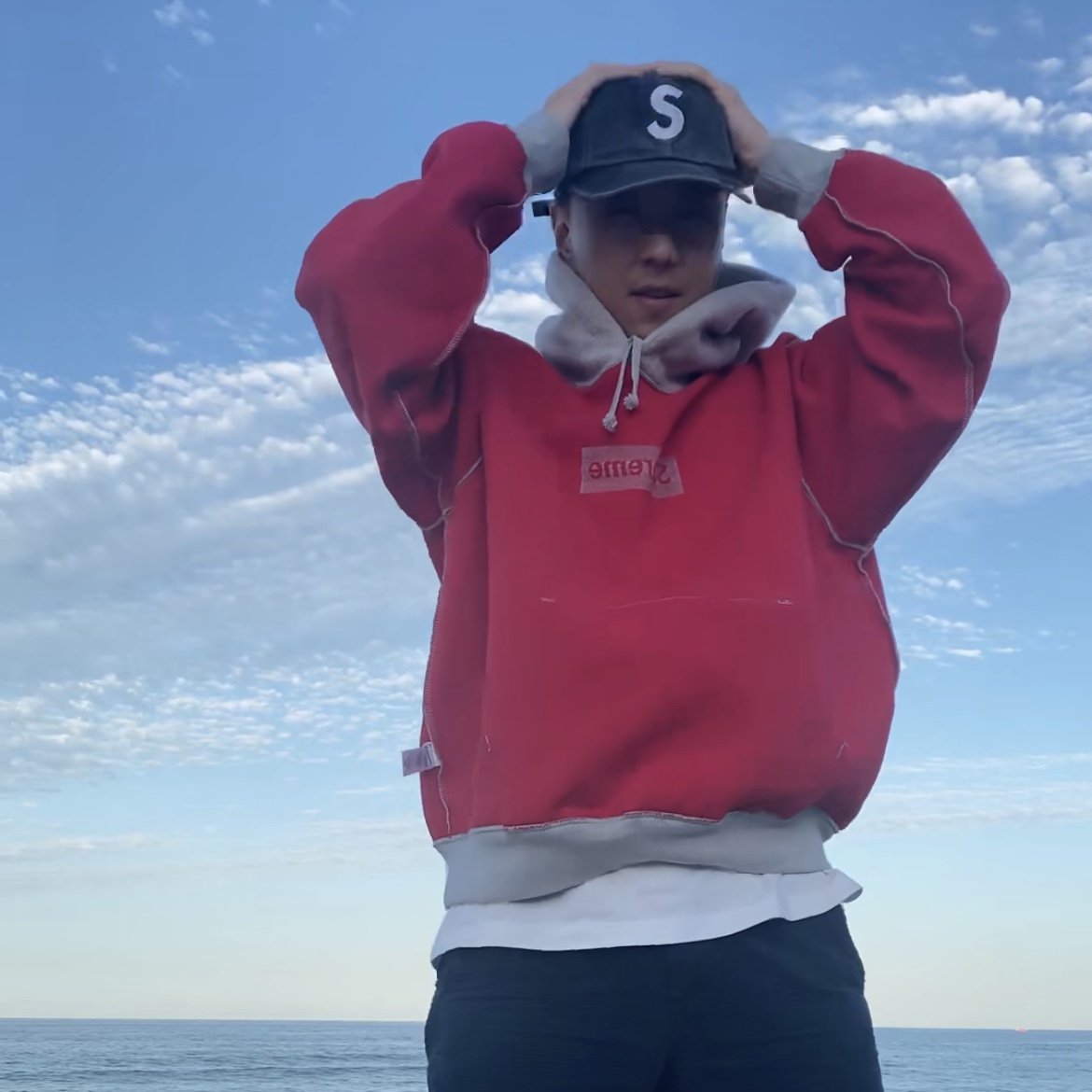 Supreme Inside Out Box Logo Hooded Sweatshirt Heather Grey - 23SS, Supreme Pigment Print S Logo 6-Panel Black - 22FW 착용 스타일