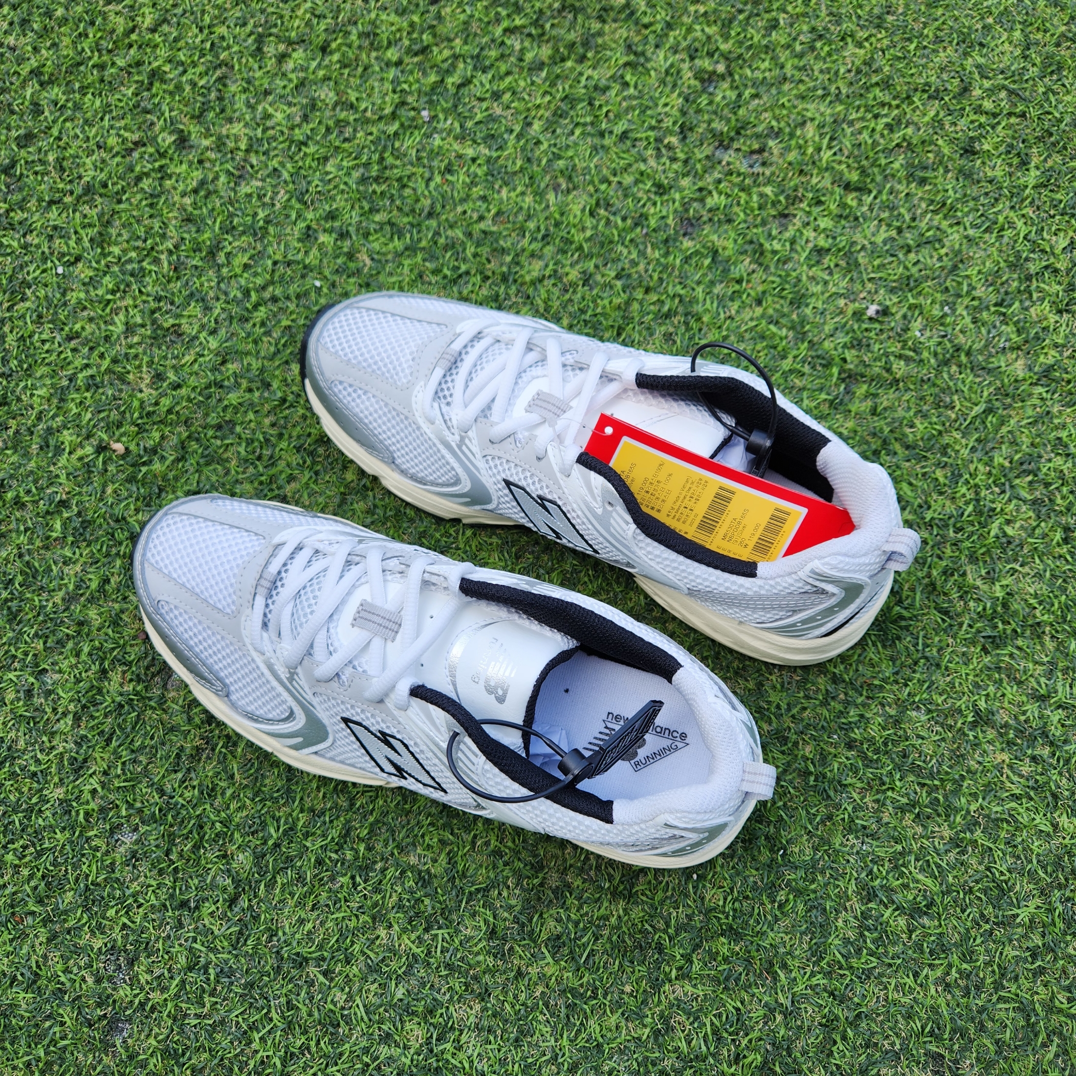New Balance 530 Silver Cream 착용 스타일 - 1