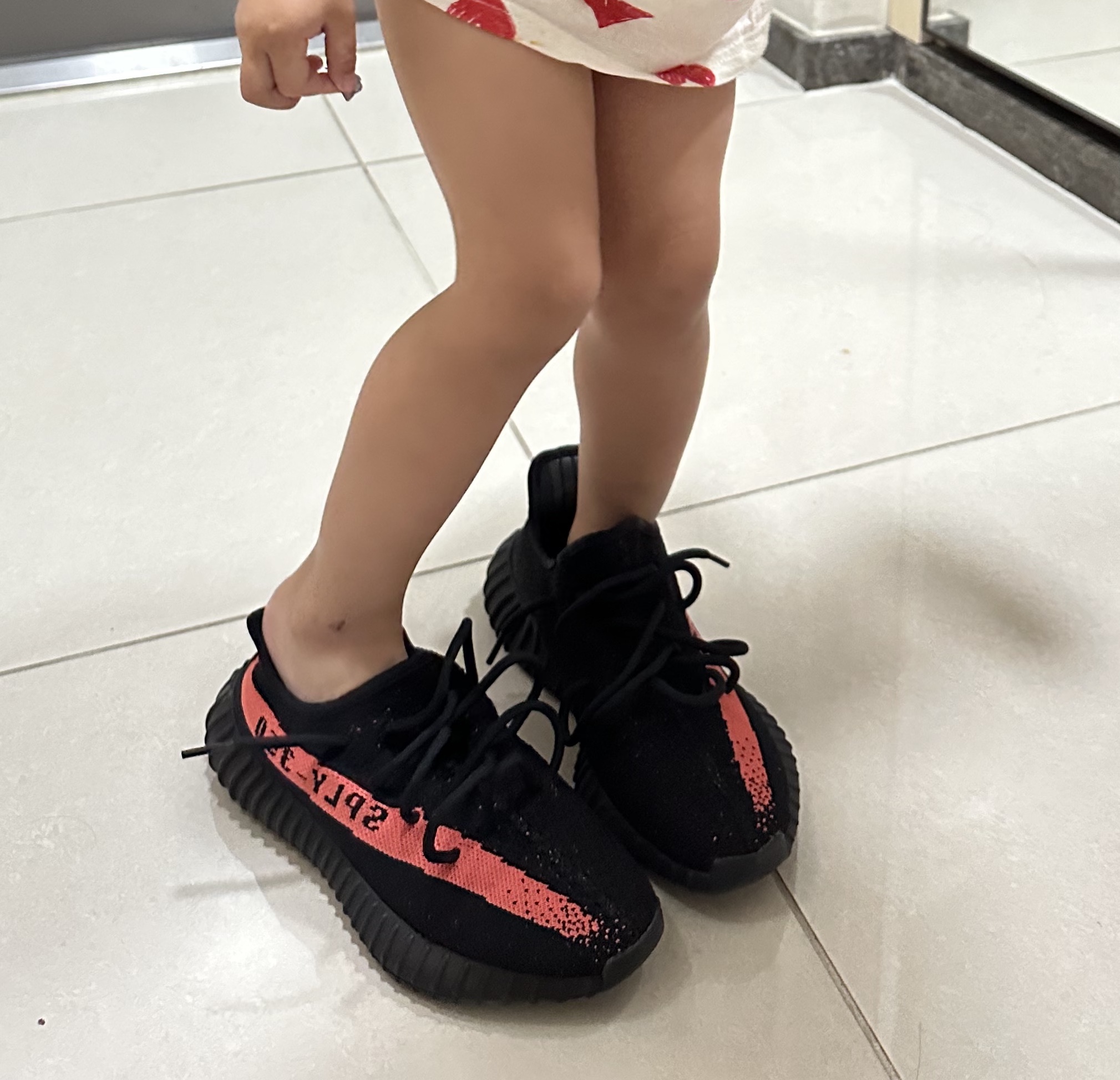 Adidas Yeezy Boost 350 V2 Core Black Red 2022/2023 착용 스타일 - 3
