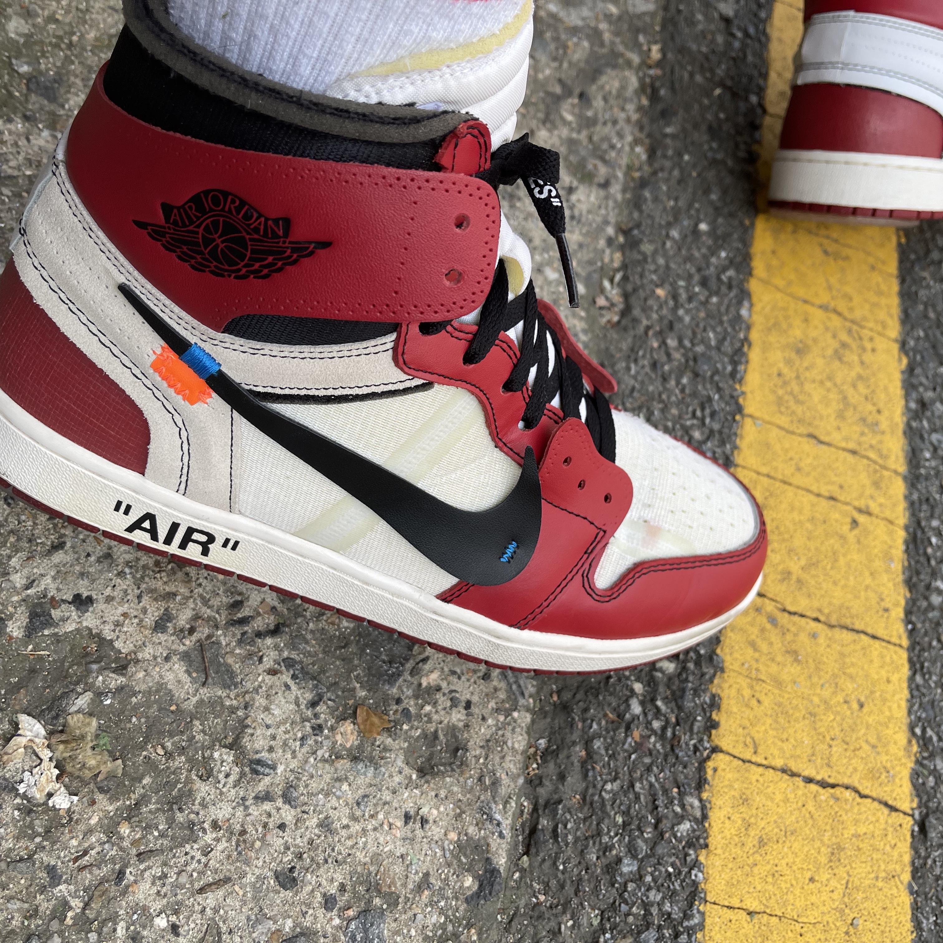 Jordan 1 x Off-White Retro High Chicago The Ten 착용 스타일 - 3