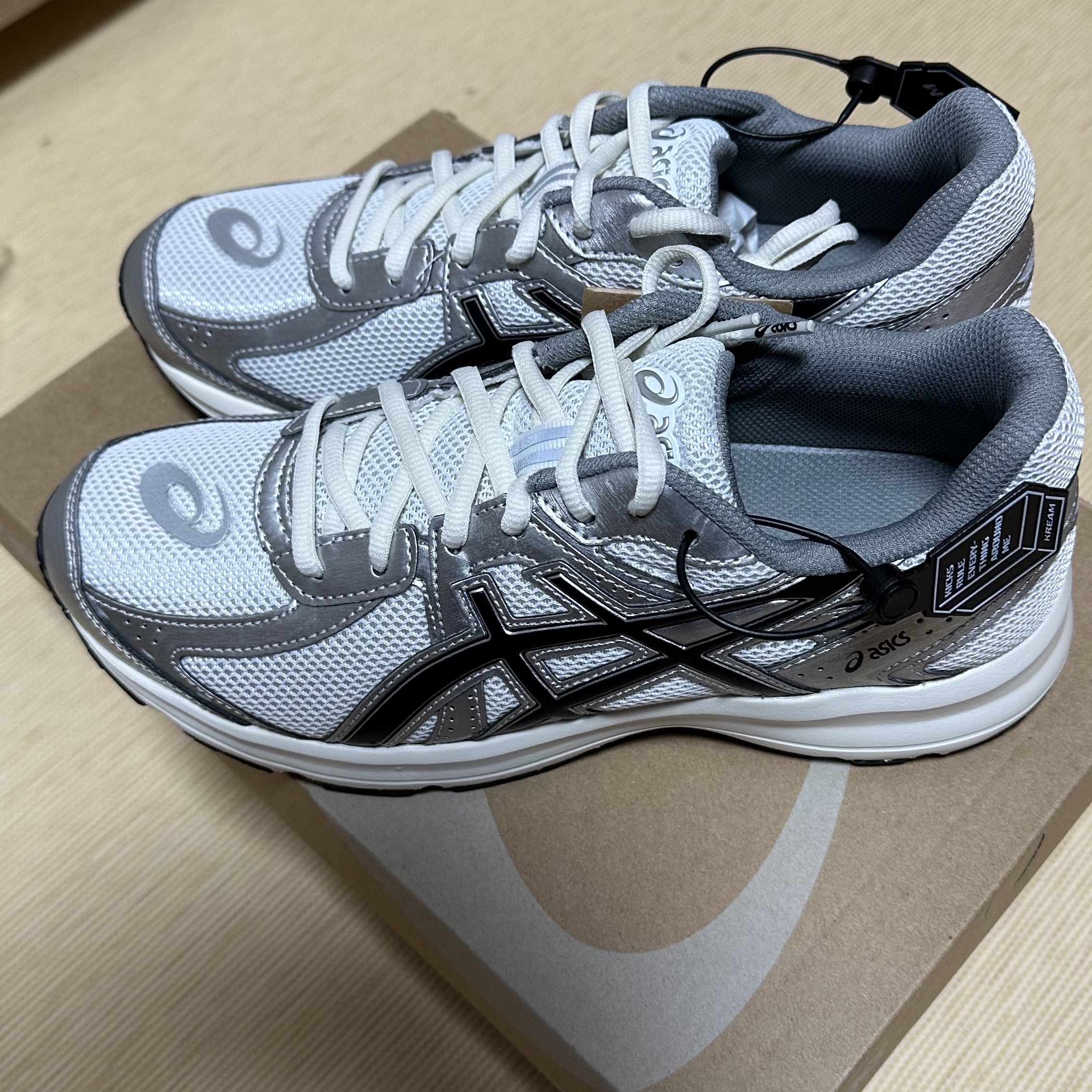 Asics Jog 100 S White Black - 2E Wide 착용 스타일 - 2