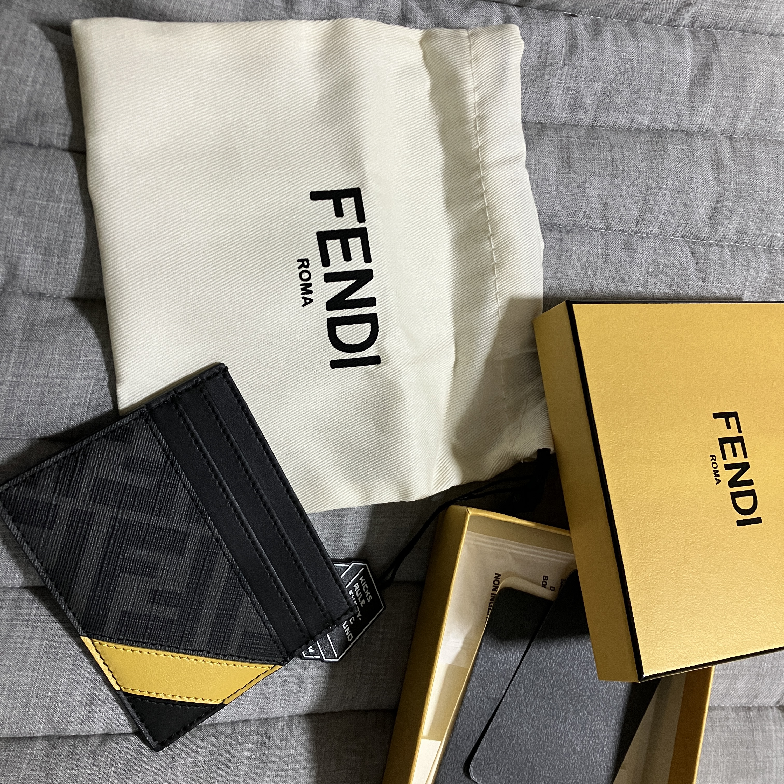 Fendi FF Motif Fabric Card Holder Gray 착용 스타일