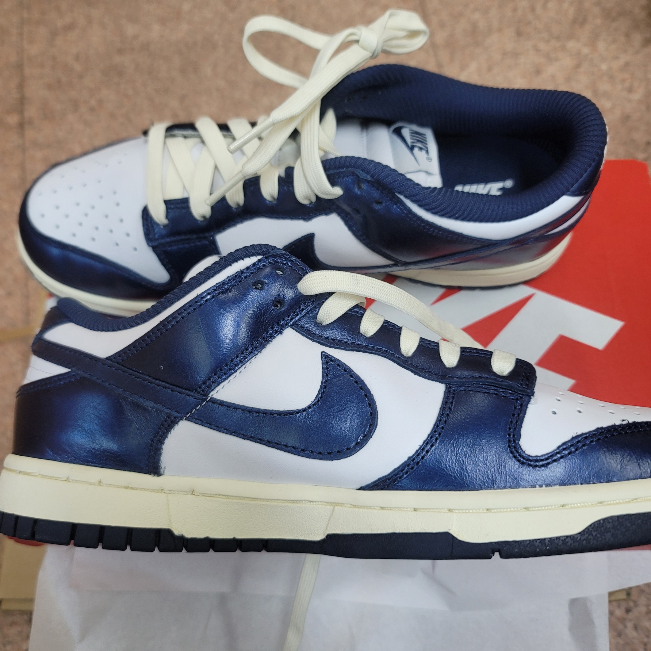 (W) Nike Dunk Low PRM Midnight Navy and White 착용 스타일 - 2