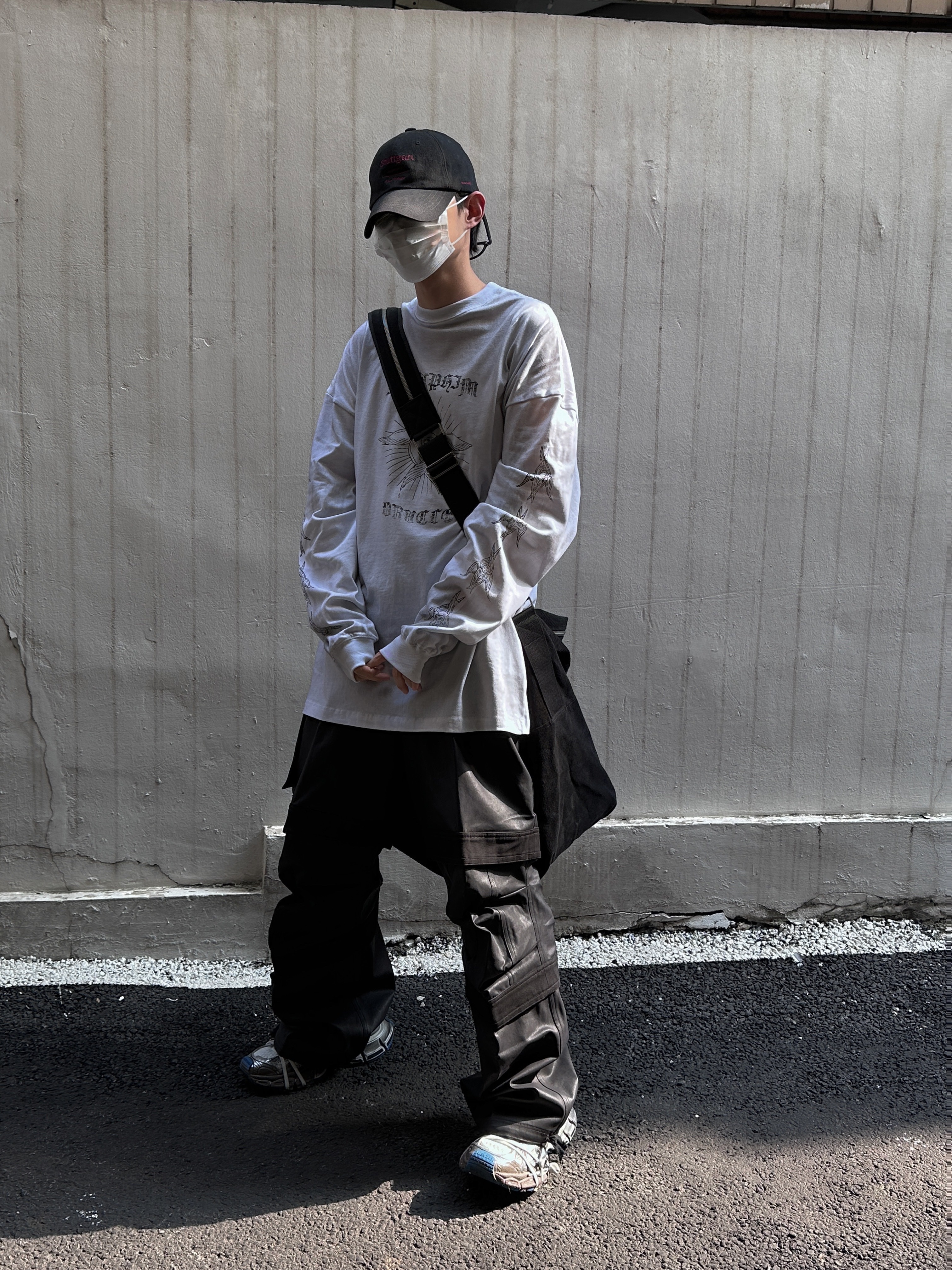 Farfromwhat Far Parachute Big Bag Black, Farfromwhat Far Layered Work Pants Coated Black 착용 스타일 - 3