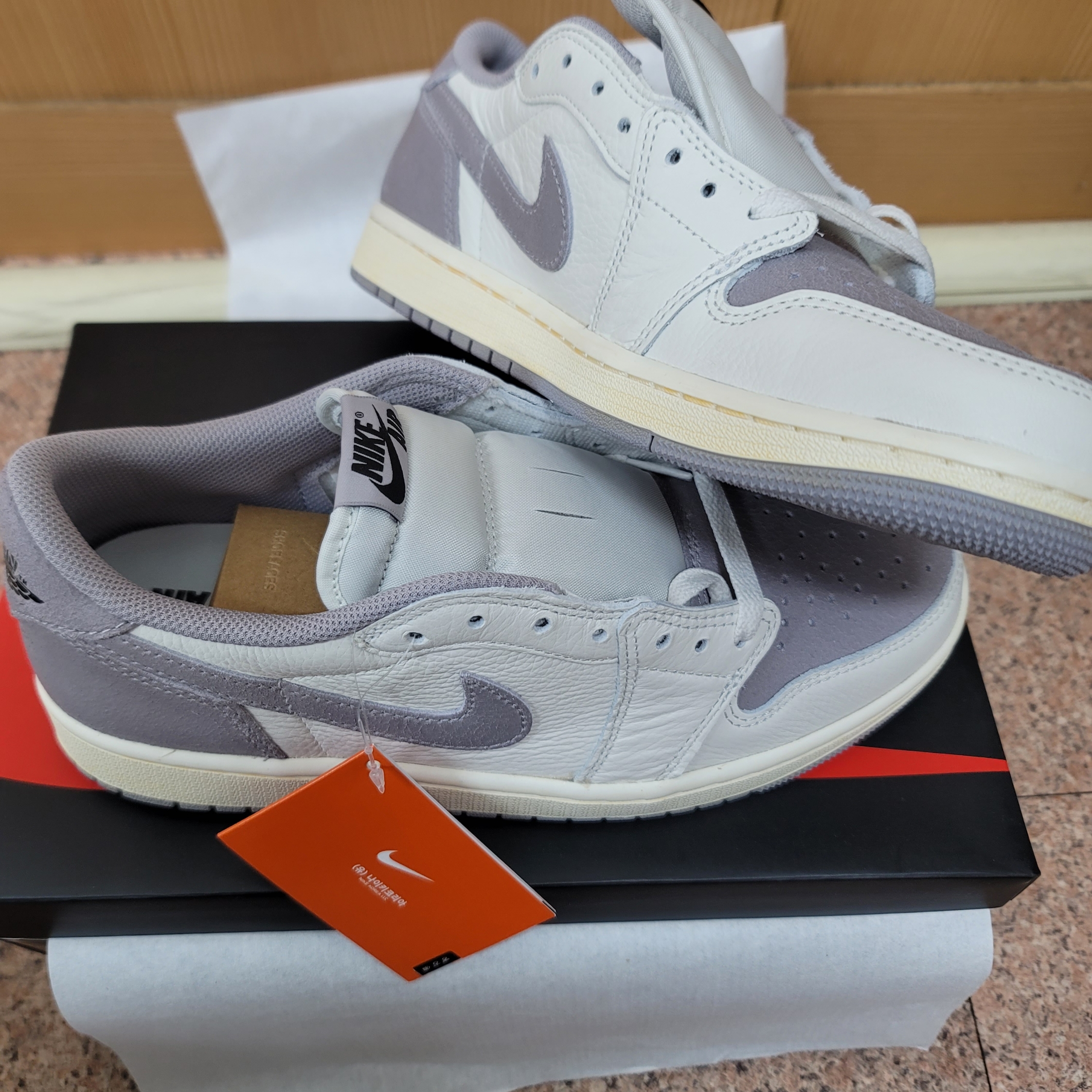 Jordan 1 Retro Low OG Atmosphere Grey 착용 스타일 - 1