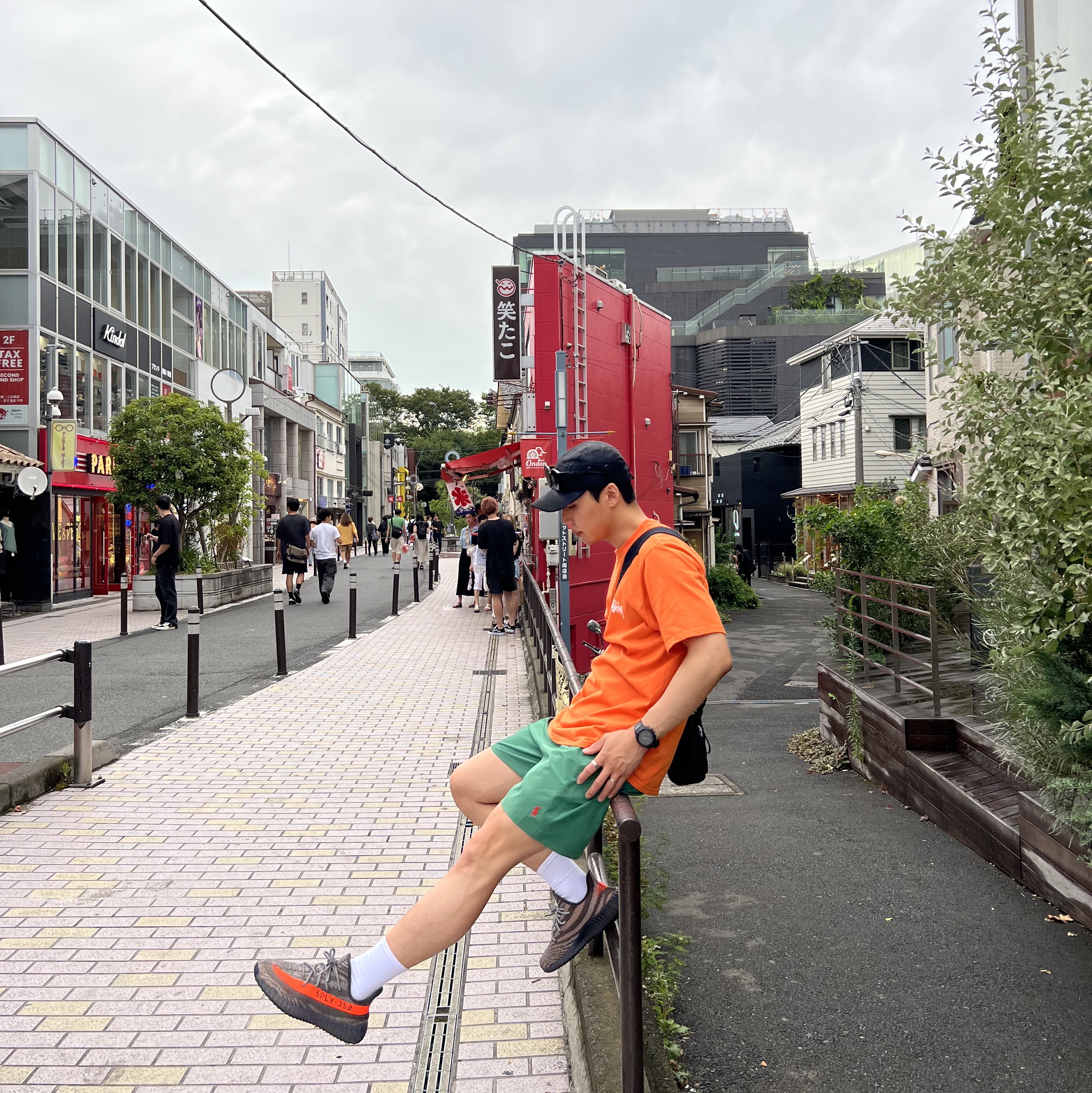 Adidas Yeezy Boost 350 V2 Carbon Beluga, Supreme Broken Camo Camp Cap Black - 22SS 착용 스타일