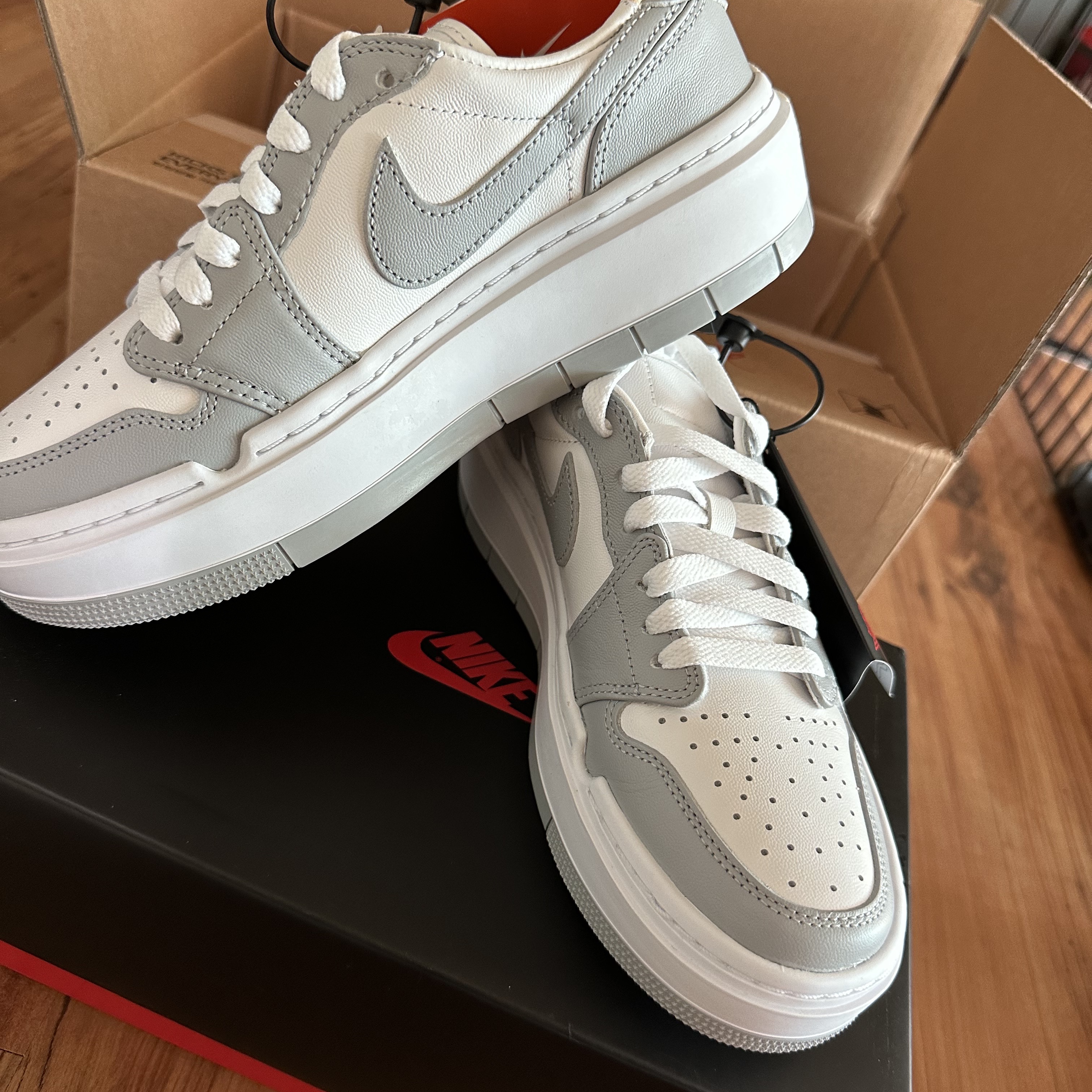 (W) Jordan 1 Elevate Low White and Wolf Grey 착용 스타일 - 1