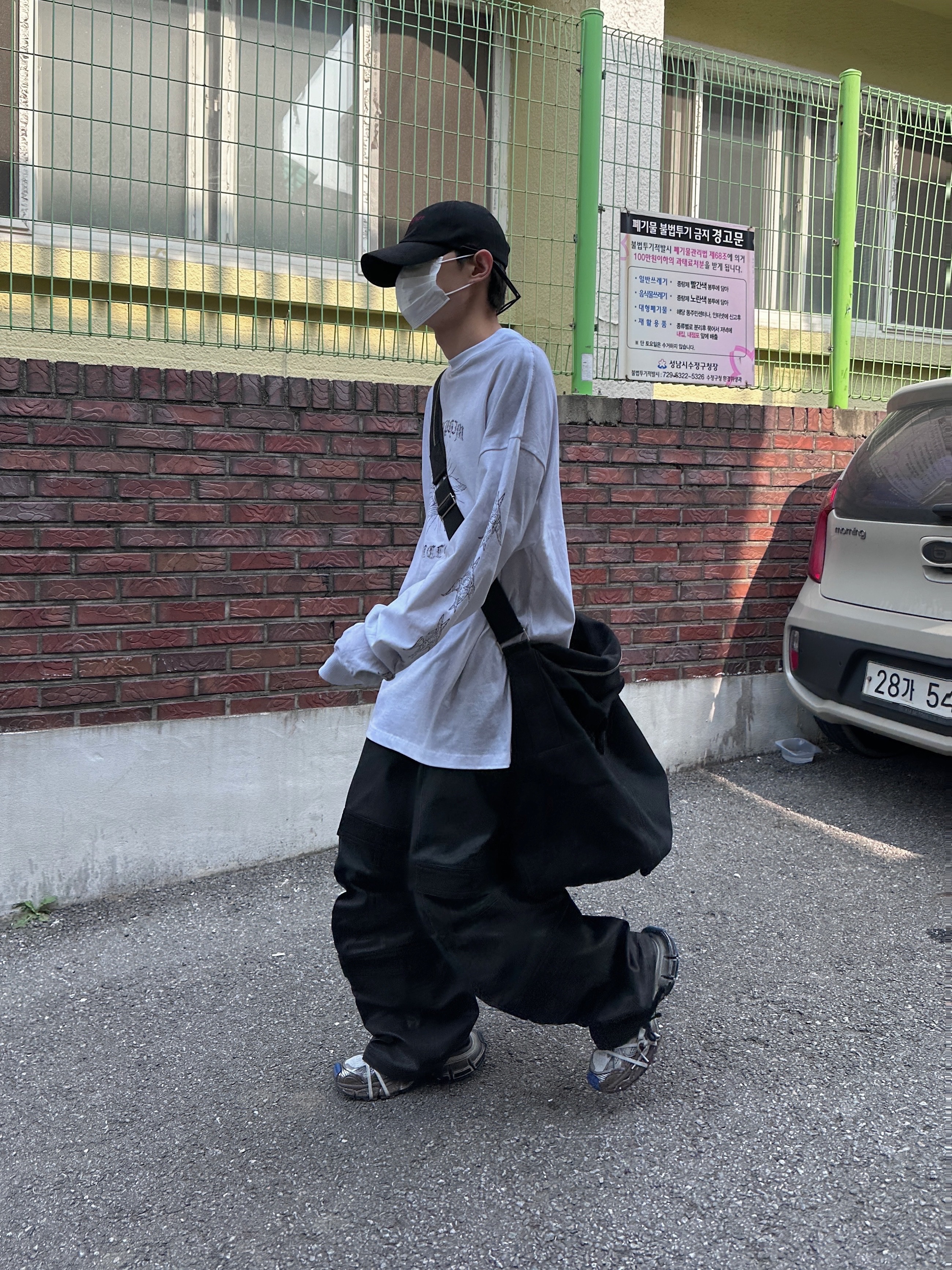 Farfromwhat Far Parachute Big Bag Black, Farfromwhat Far Layered Work Pants Coated Black 착용 스타일 - 1