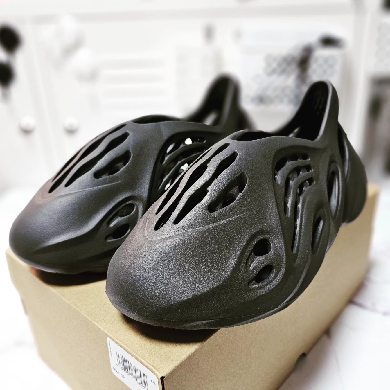 Adidas Yeezy Foam RNNR Carbon 착용 스타일 - 2