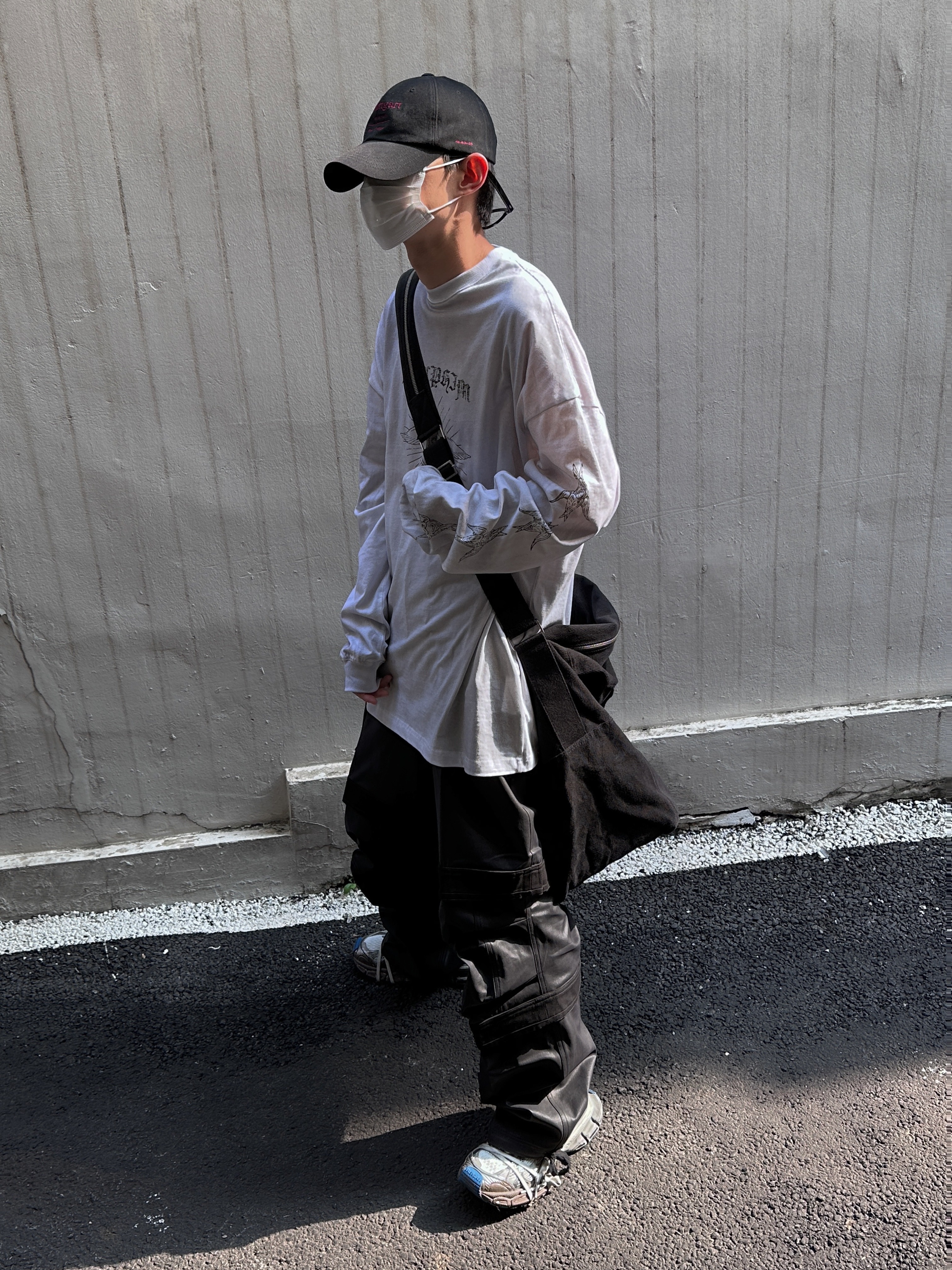 Farfromwhat Far Parachute Big Bag Black, Farfromwhat Far Layered Work Pants Coated Black 착용 스타일 - 4