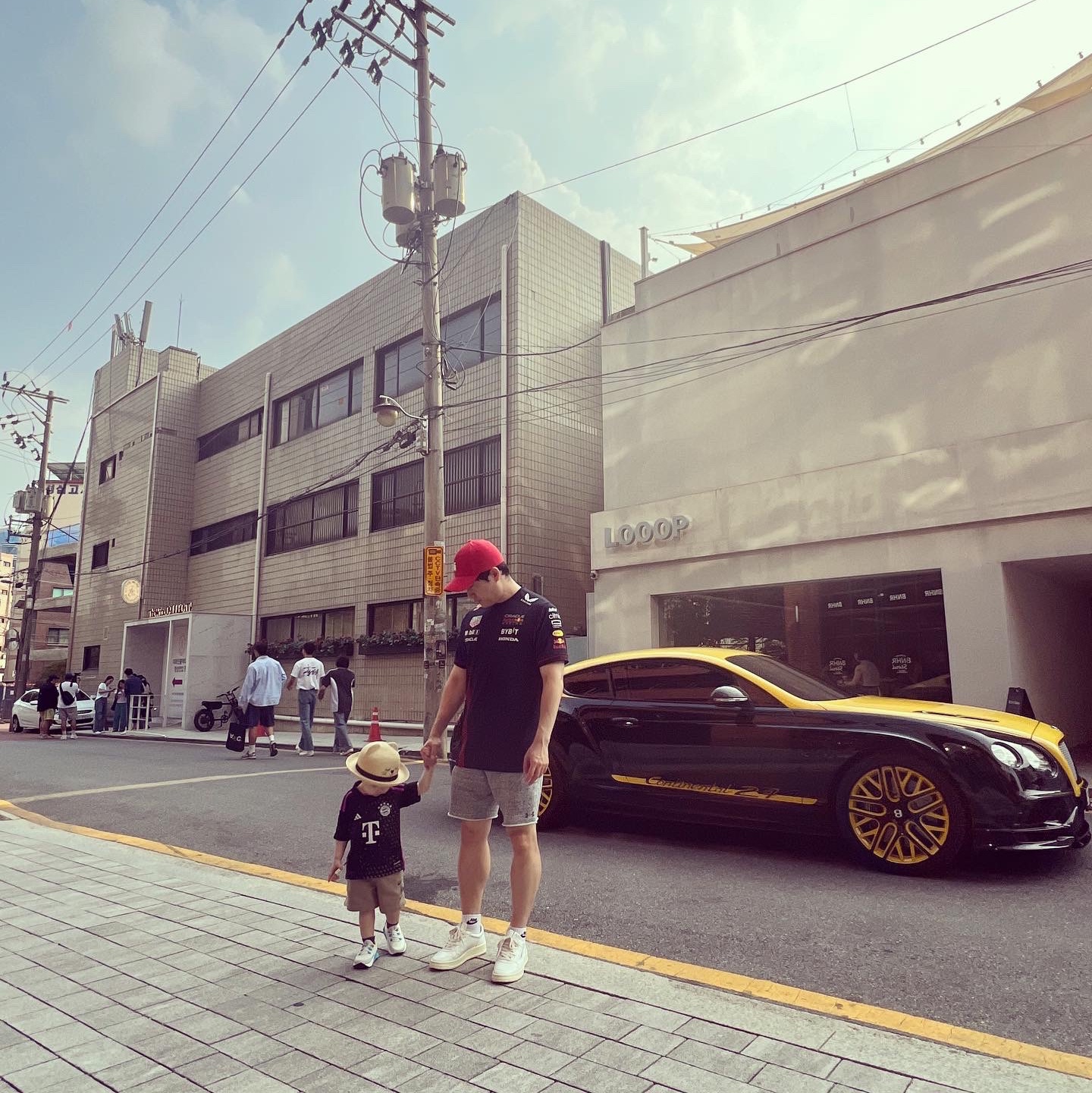 Adidas Bayern Munchen 2023/24 Away Jersey Black - KR Sizing (Non Marking Ver.), Autry Medalist Low Leather Sneakers White with Black Lettering 착용 스타일