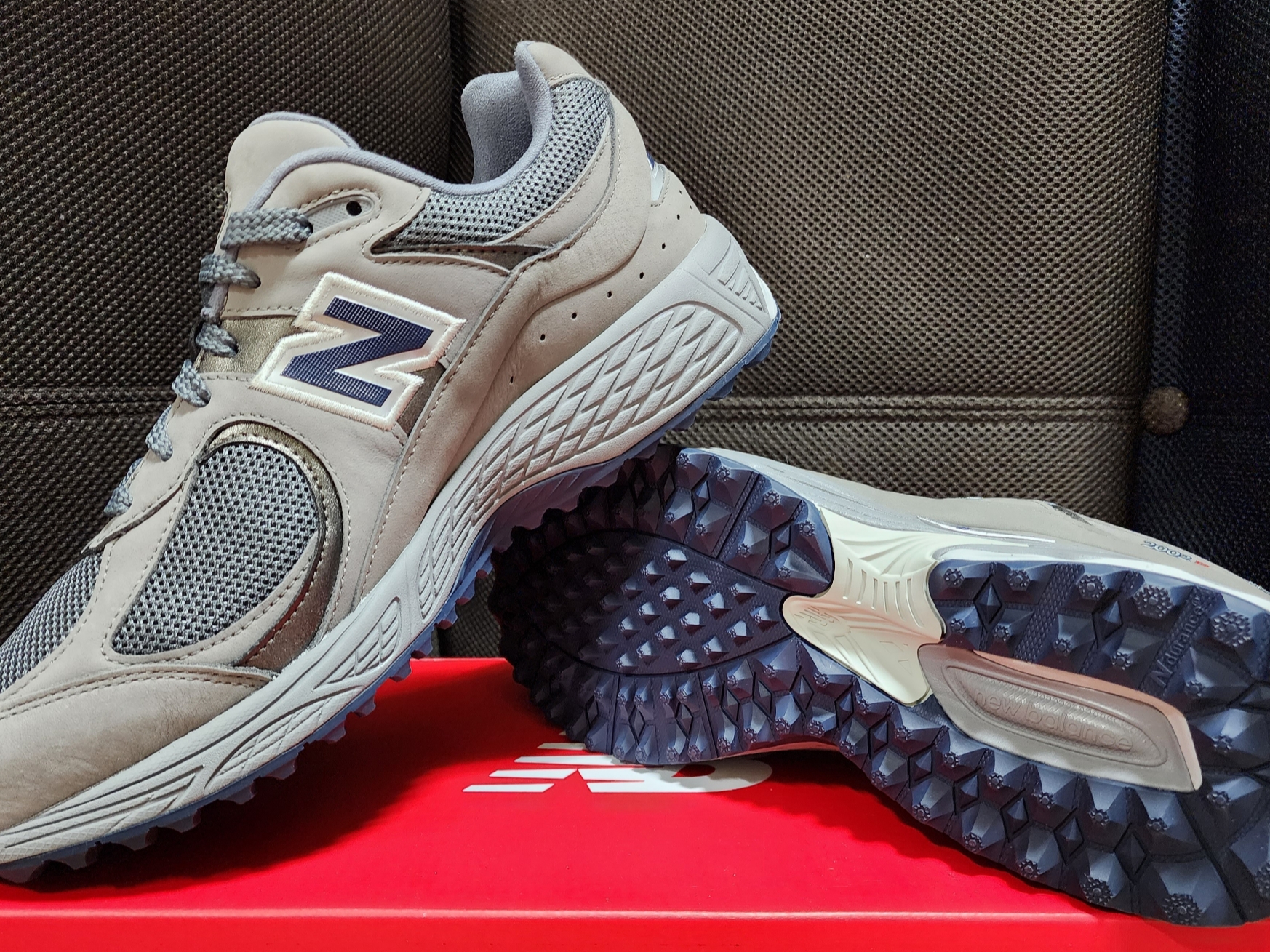 New Balance 2002v1 SL Gray, New Balance 2002R Cool Grey 착용 스타일 - 2