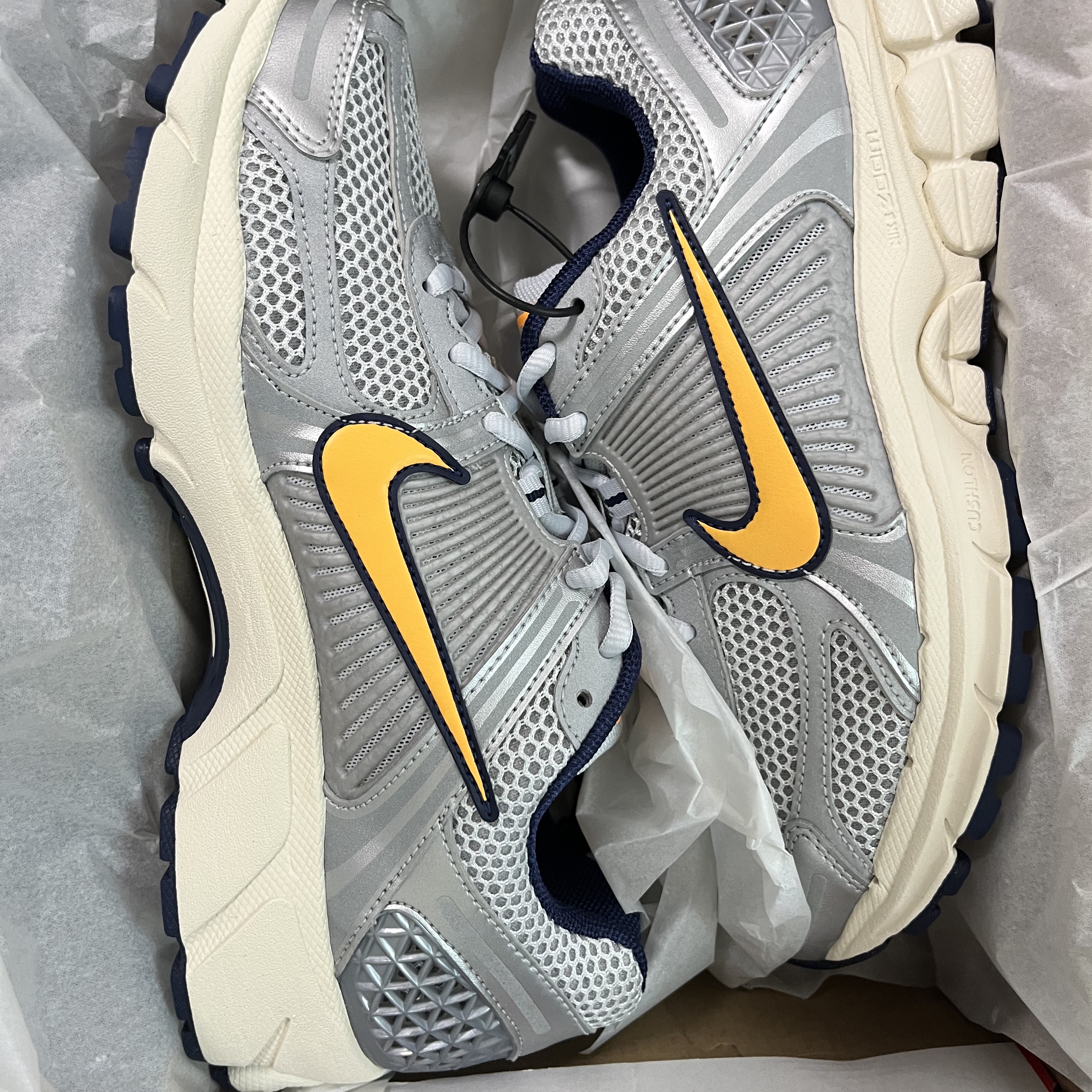 Nike Zoom Vomero 5 Pure Platinum and Laser Orange 착용 스타일