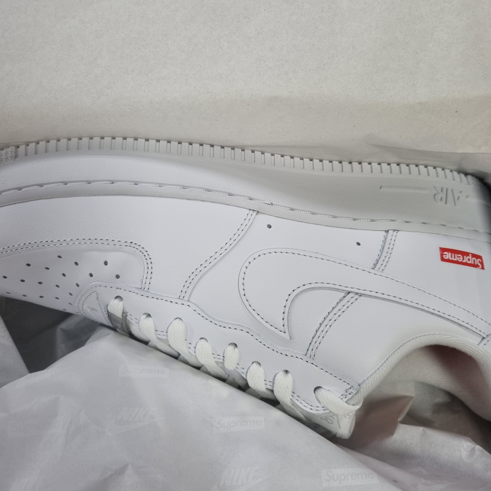 Nike x Supreme Air Force 1 Low White 착용 스타일