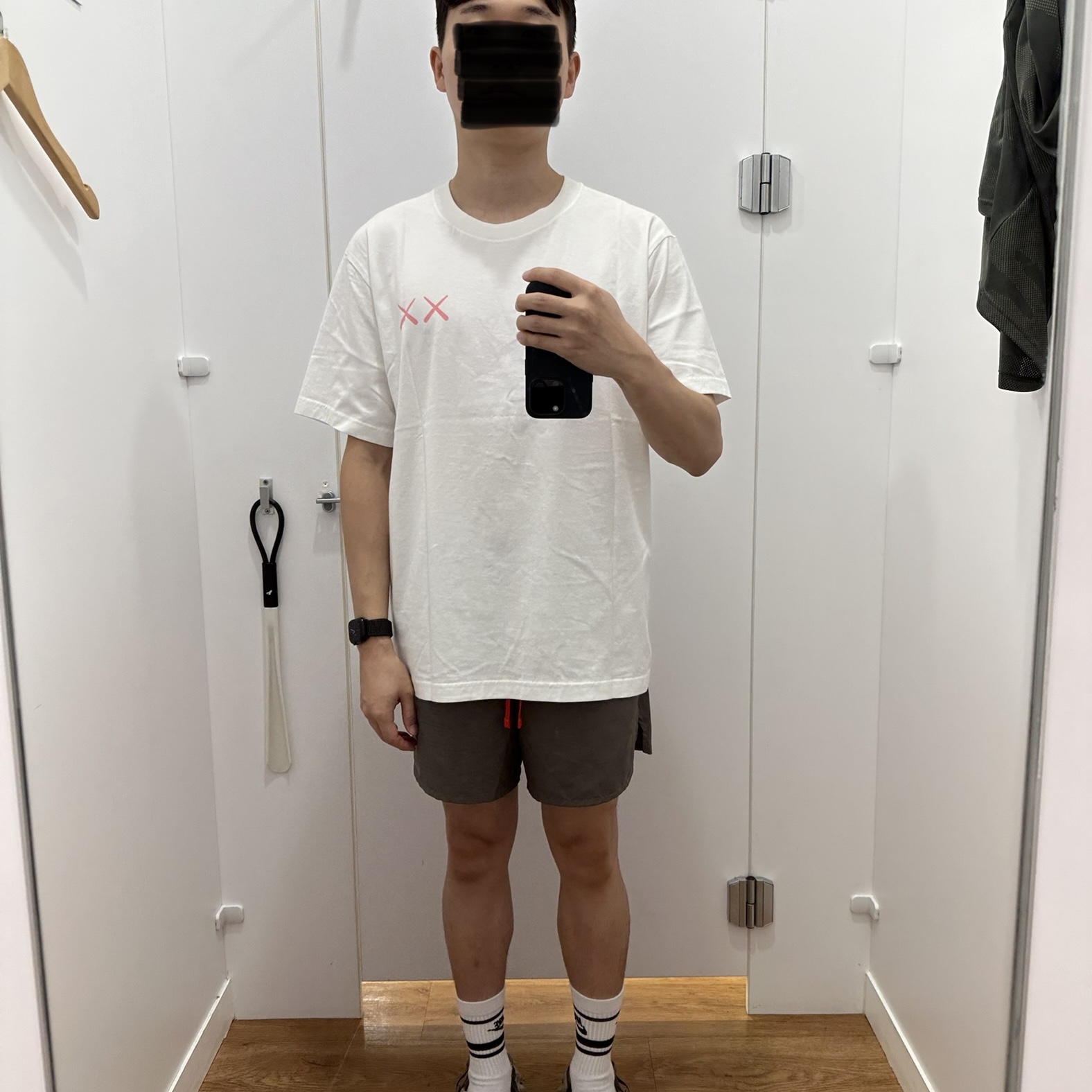 Uniqlo UT x Kaws Short Sleeve Graphic T-Shirt White 착용 스타일 - 2