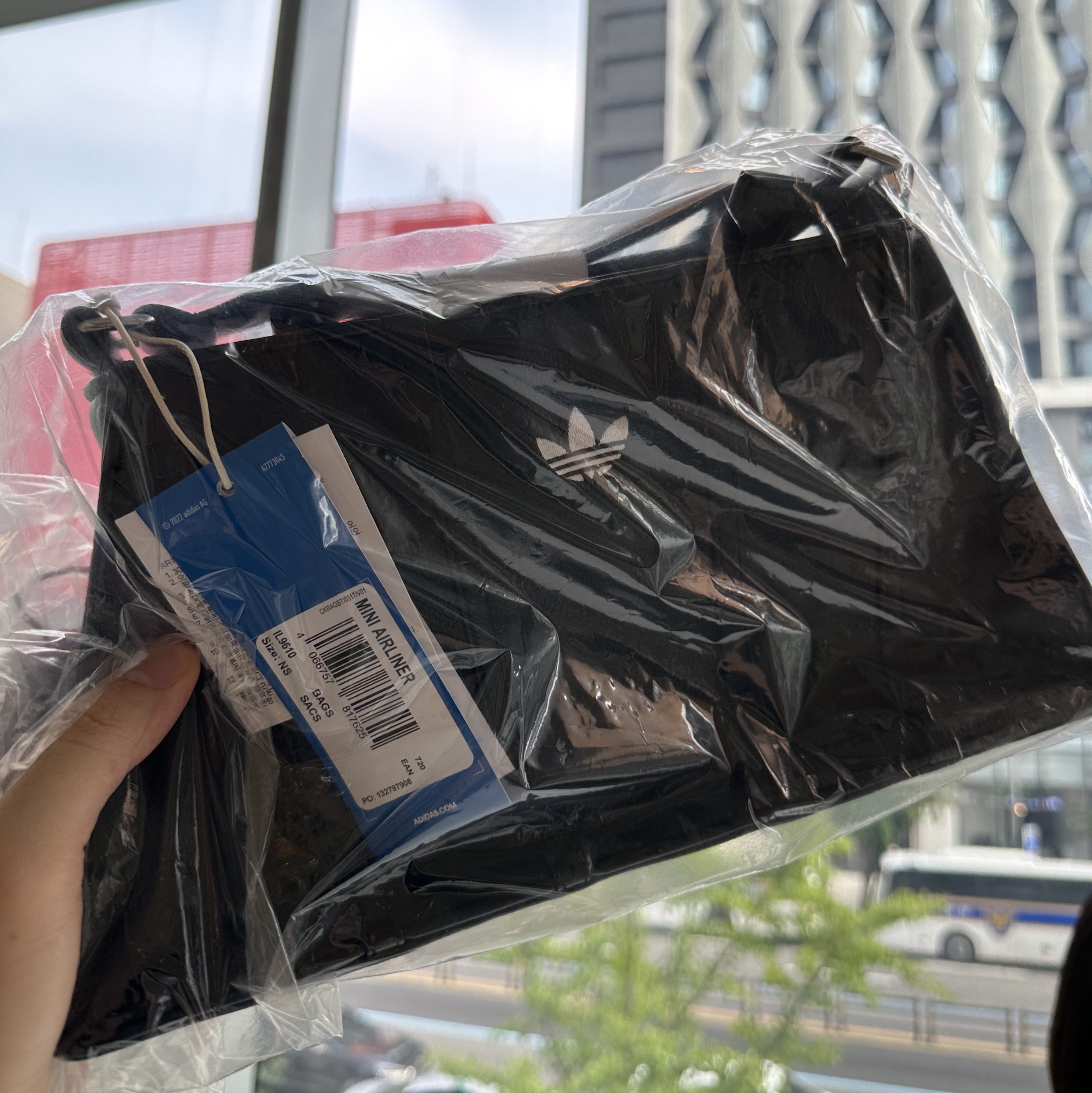 Adidas Mini Airliner Bag Black 착용 스타일