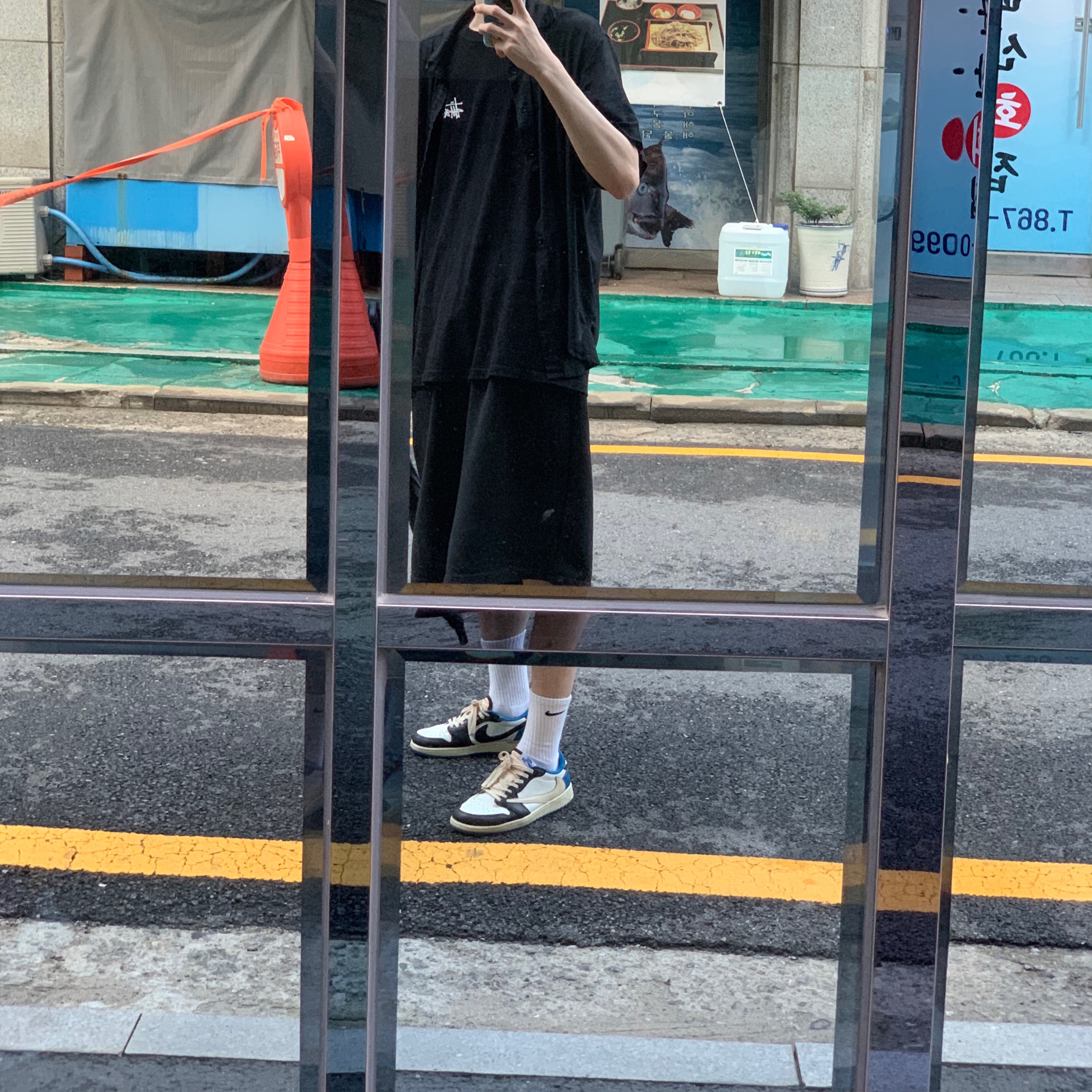 Stussy Basic Stussy T-Shirt Black 2022, Jordan 1 x Travis Scott x Fragment Retro Low OG SP Military Blue 착용 스타일