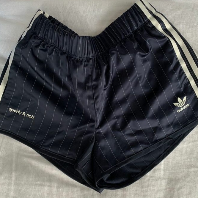 (W) Adidas x Sporty & Rich Shorts Legend Ink - US Sizing 착용 스타일