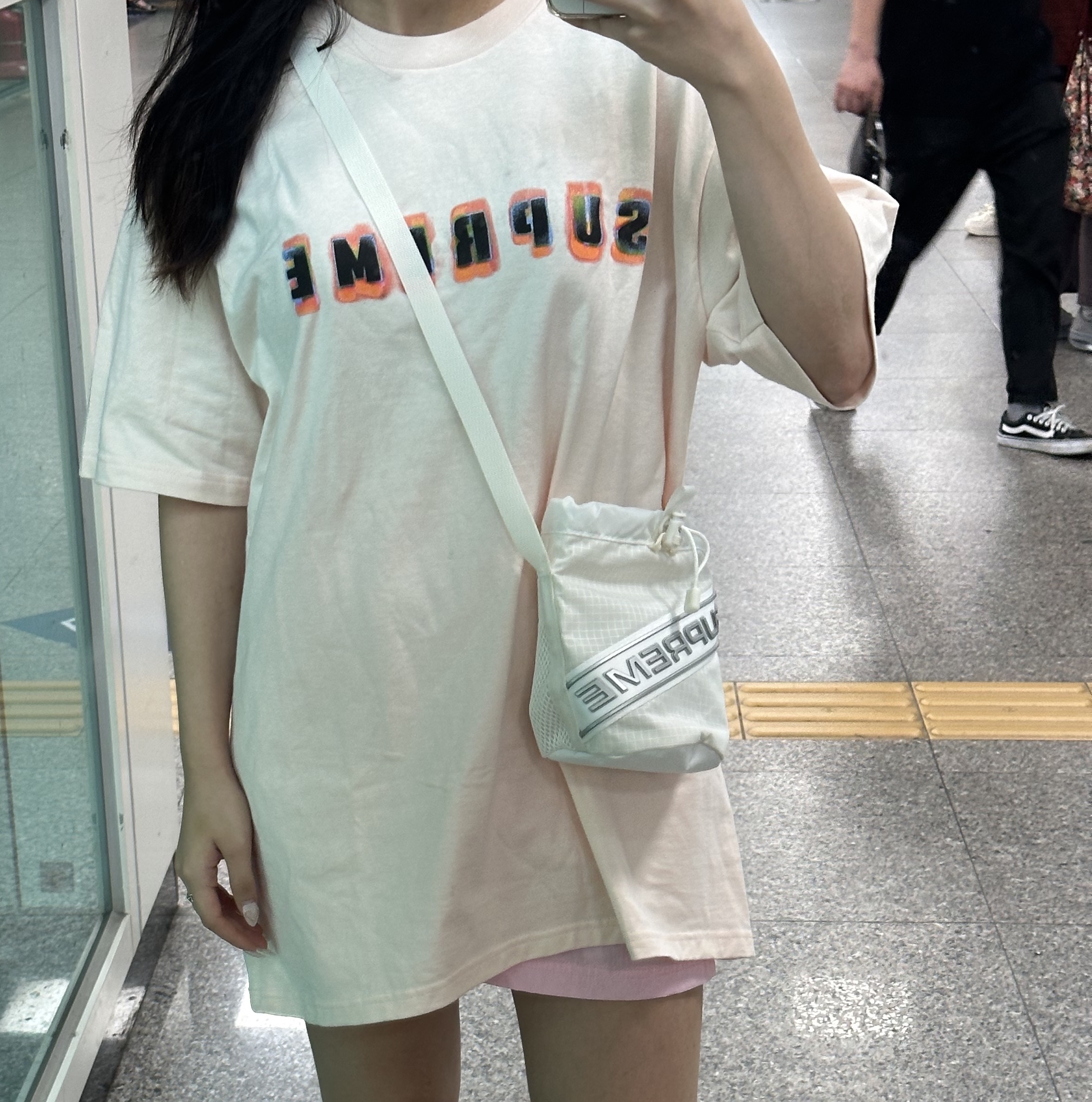 Supreme Small Cinch Pouch White - 23FW, Supreme Stencil T-Shirt Pale PInk - 23FW 착용 스타일