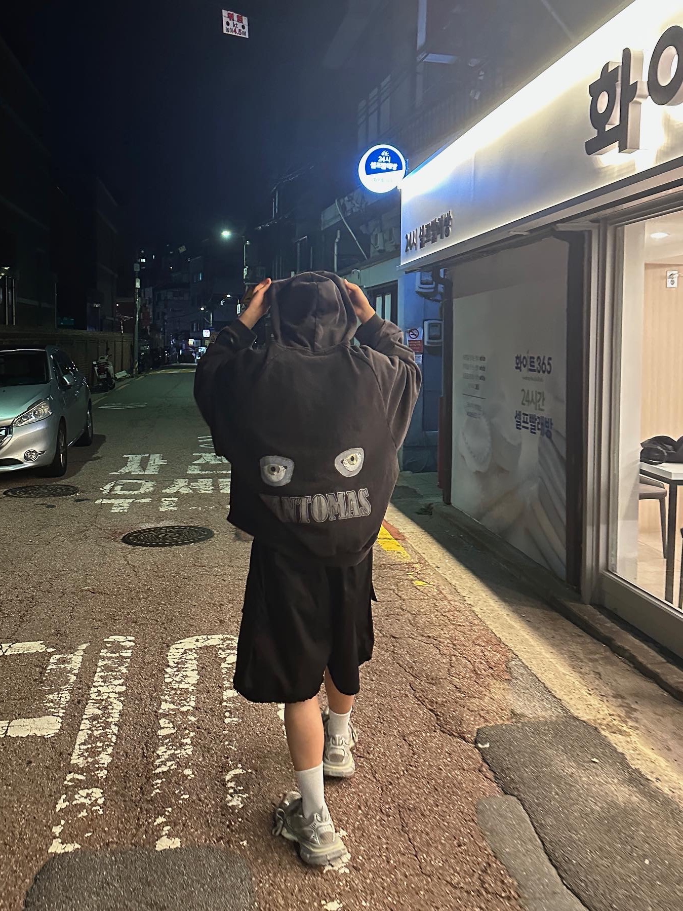 Project G/R Mind Slaughter Vintage Washeed Hoodie Black, Balenciaga 3XL Sneakers Light Beige 착용 스타일