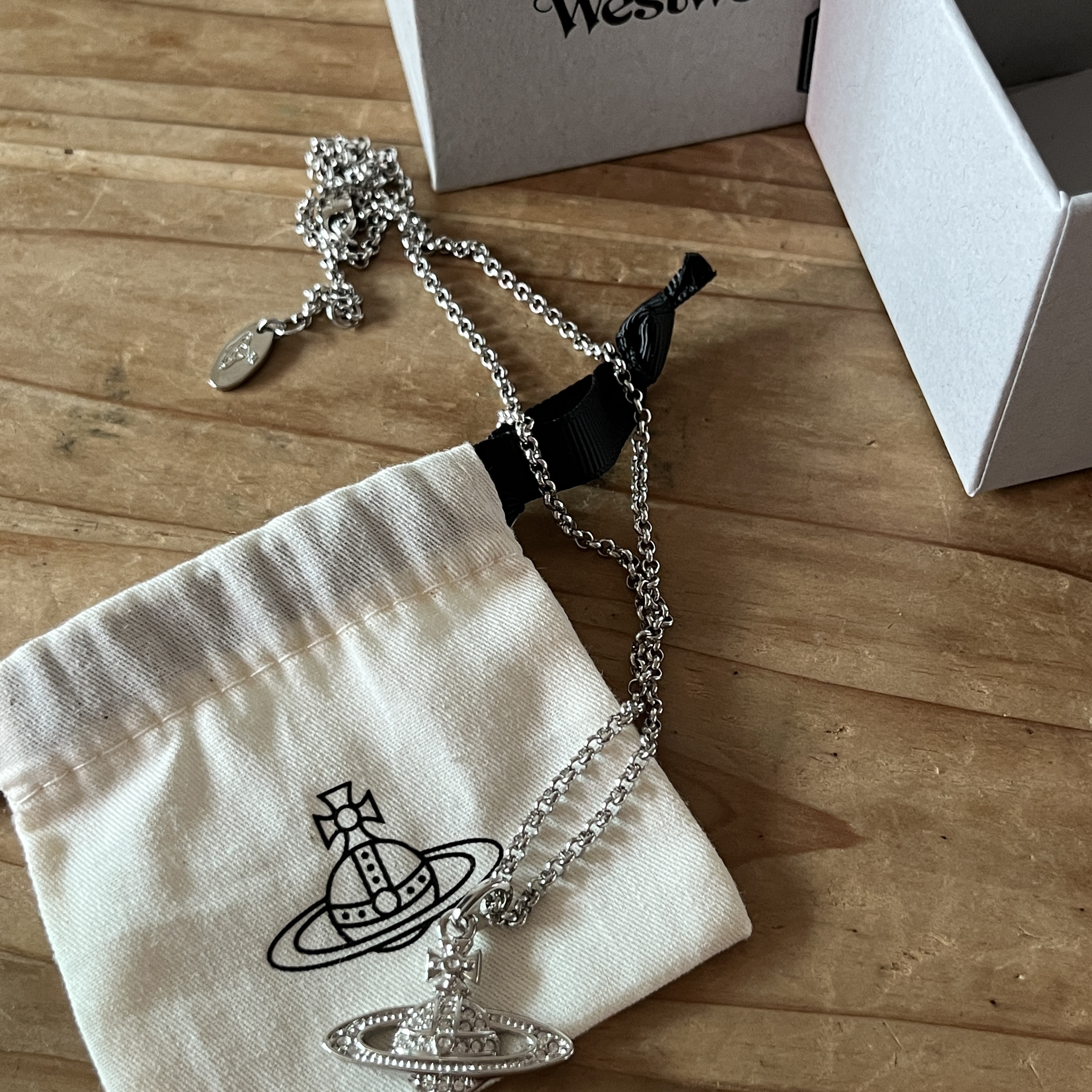 Vivienne Westwood Mini Bas Relief Pendant Silver 착용 스타일