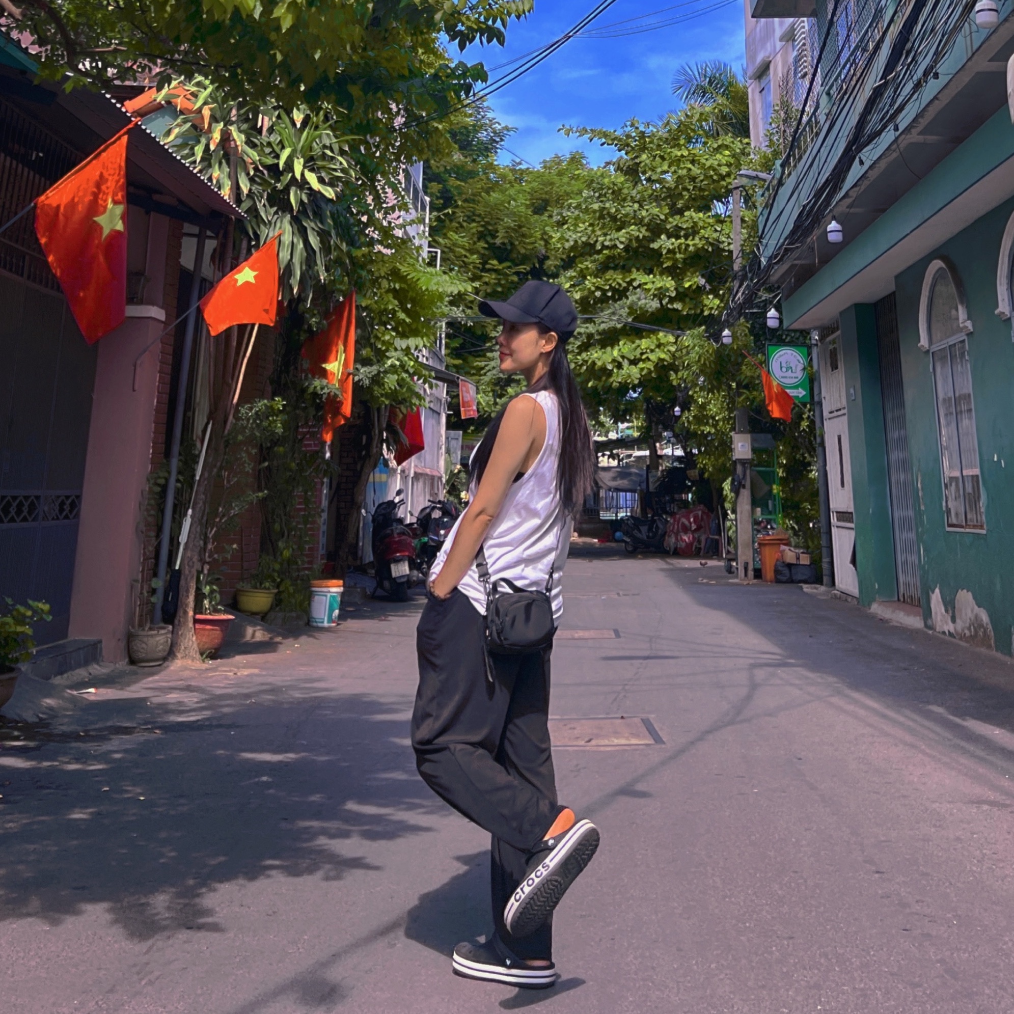 (W) Nike NSW Muscle Tank Black - US/EU, Crocs Bayaband Clog Black White 착용 스타일 - 3