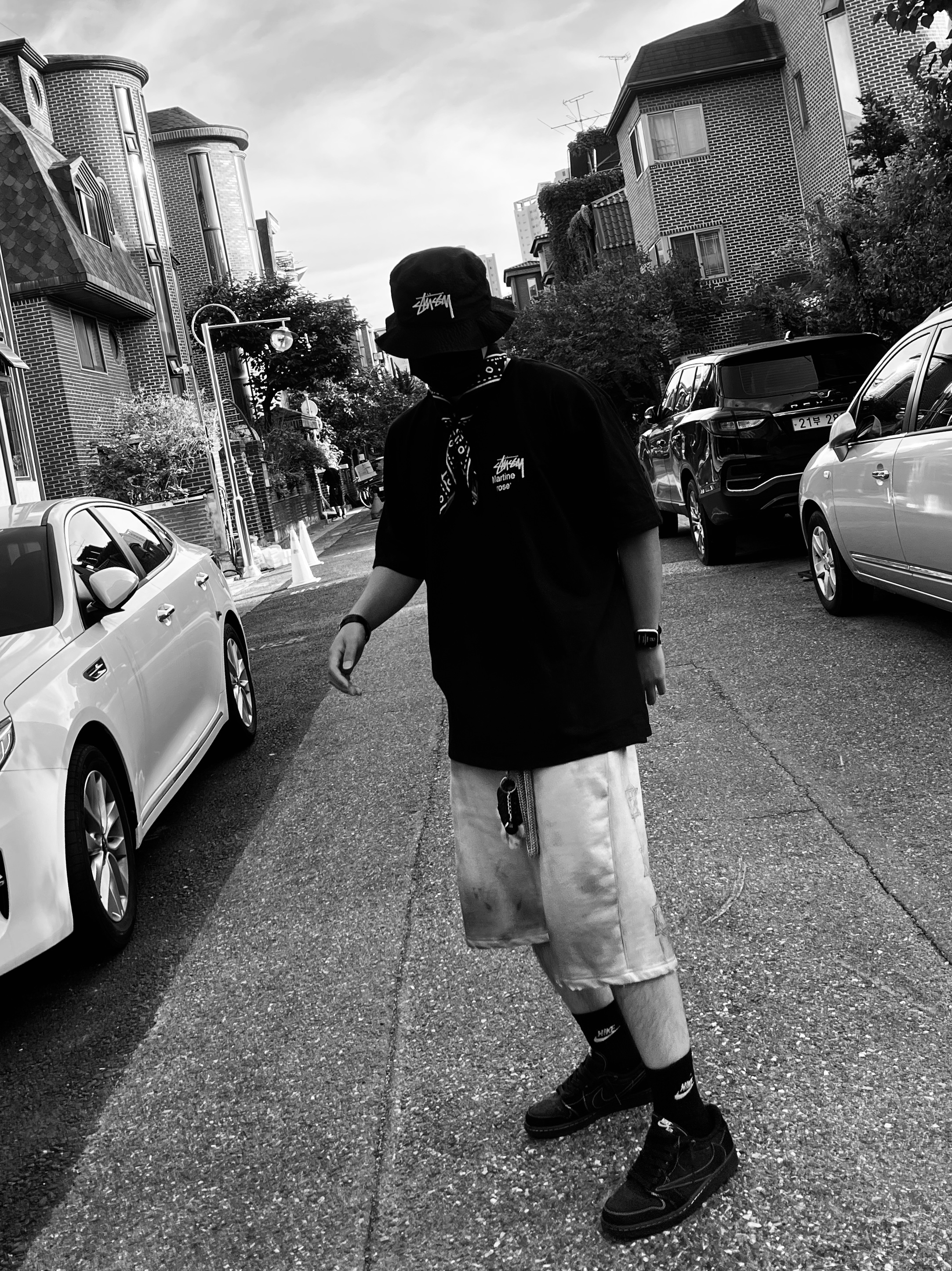 Stussy x Martine Rose Collage Pigment Dyed T-Shirt Black, Stussy 8 Ball Keychain Black 착용 스타일 - 2