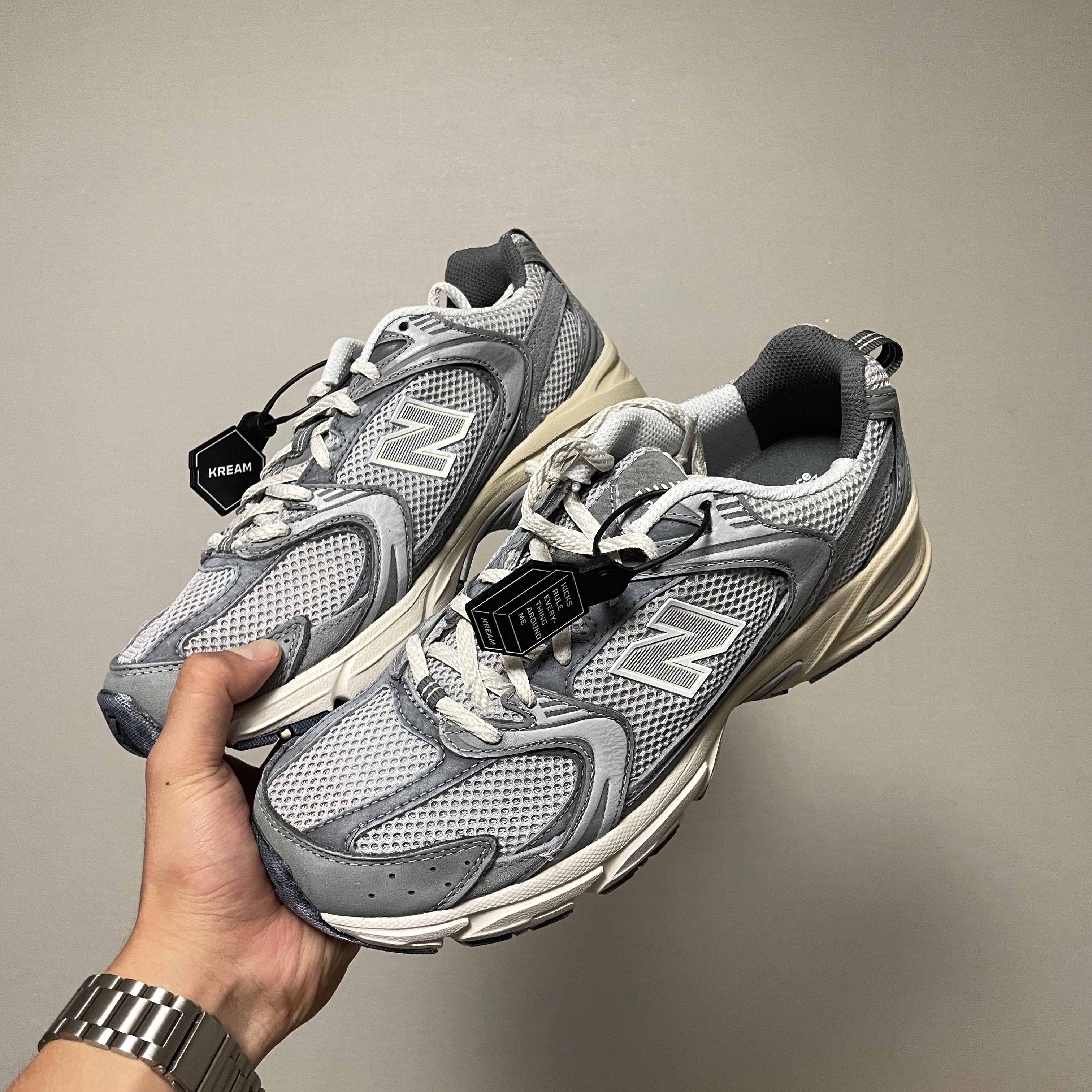 New Balance 530 Premium Vintage Grey Matter 착용 스타일