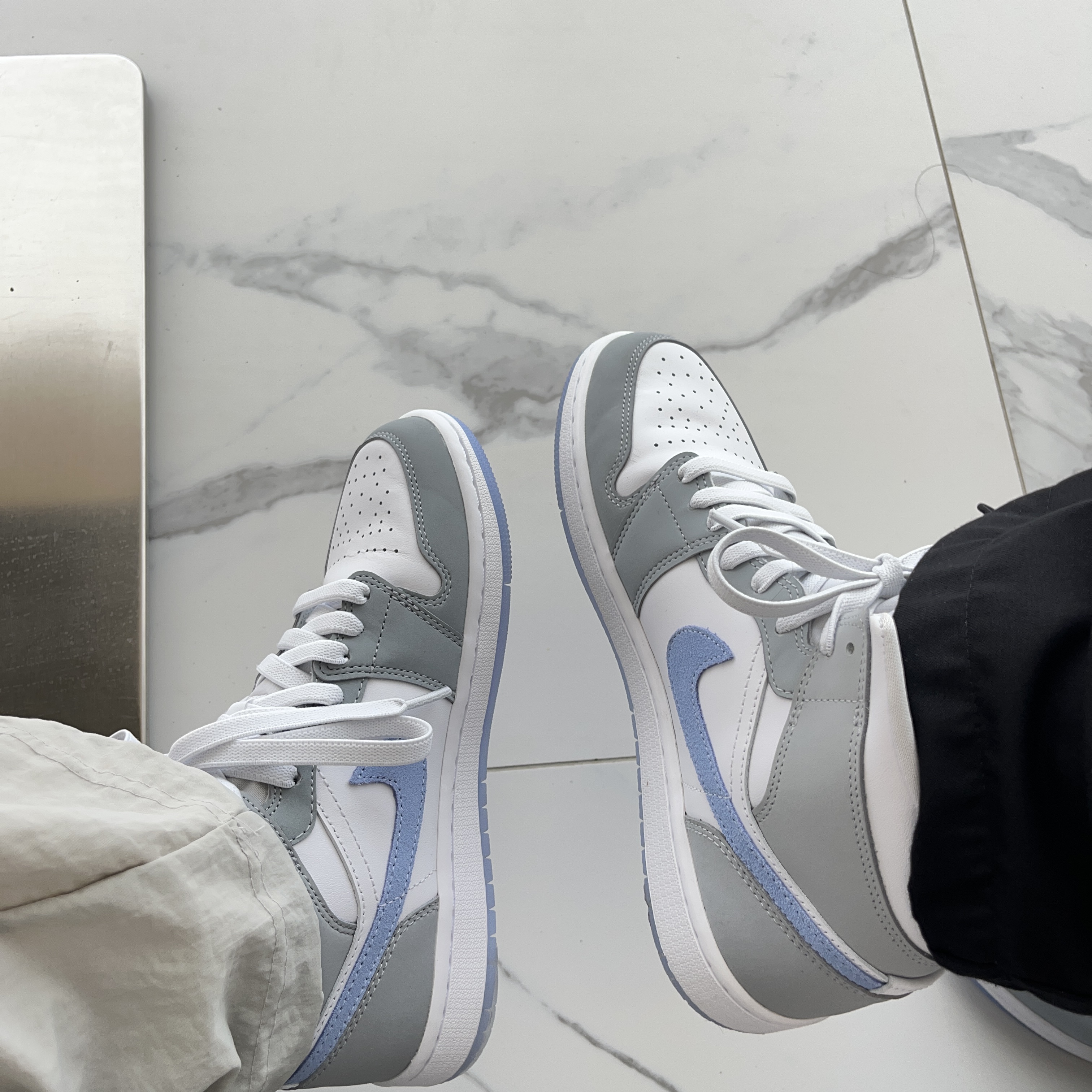(W) Jordan 1 Mid Wolf Grey 착용 스타일 - 2