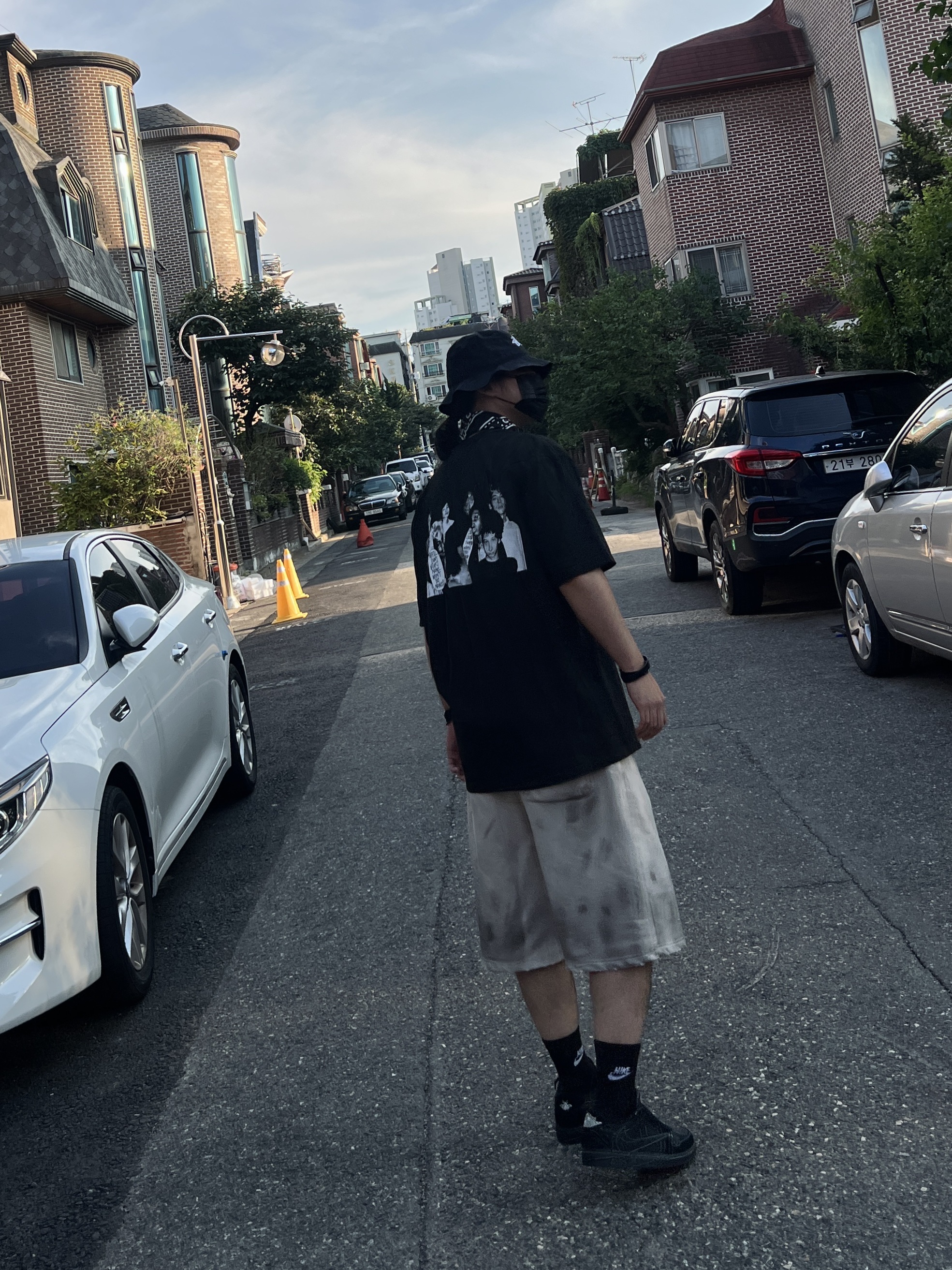 Stussy x Martine Rose Collage Pigment Dyed T-Shirt Black, Stussy 8 Ball Keychain Black 착용 스타일 - 2