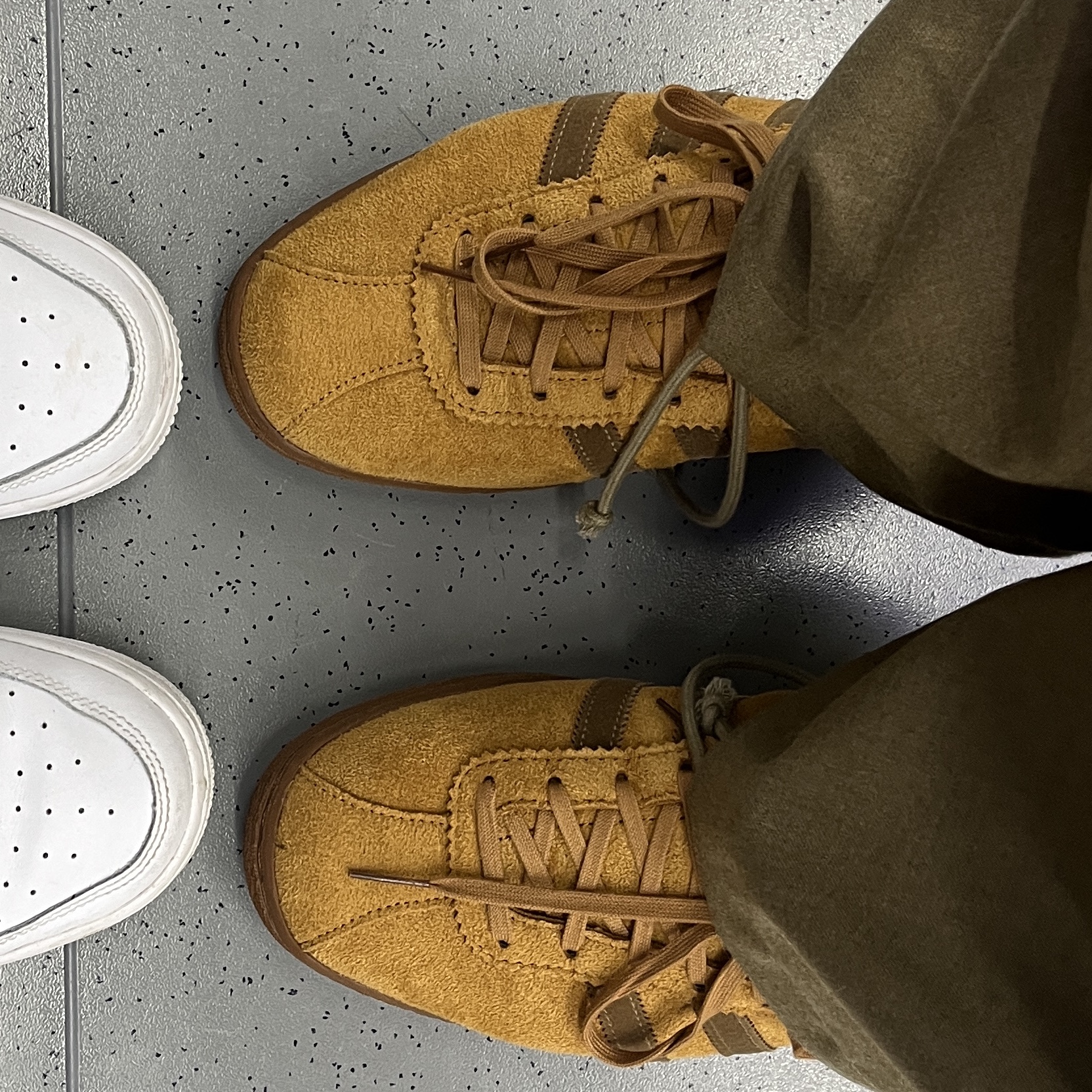 Adidas Tobacco Gruen Mesa Brown Desert 착용 스타일 - 1