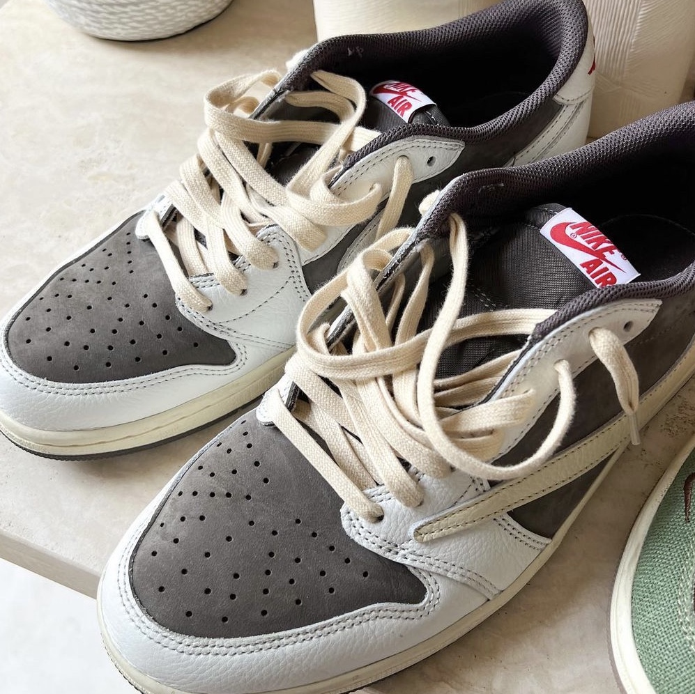 Jordan 1 x Travis Scott Retro Low OG SP Sail and Ridgerock 착용 스타일