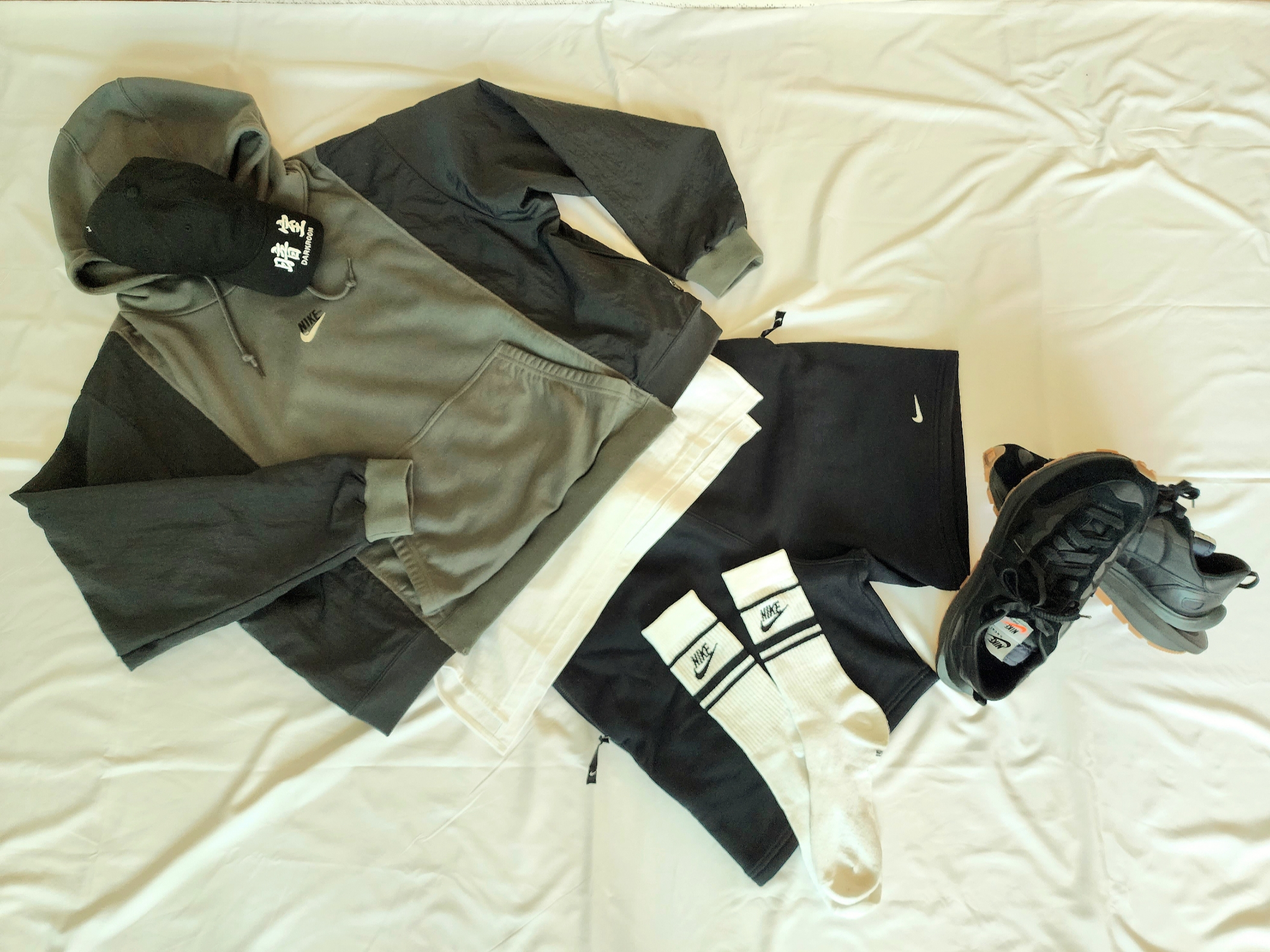 Darkr8m Studio x New Era Unstructured Ball Cap Black, Nike x Sacai VaporWaffle Black and Gum 착용 스타일 - 1